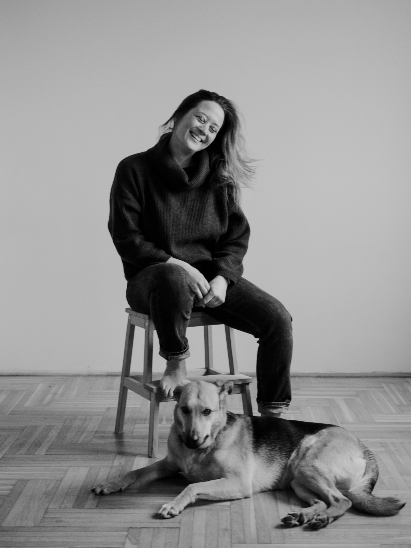I think one of my professional highlights was convincing my sister to do a photoshoot with me.
She hates being photographed. Like, really.
Luckily, she had the perfect companion by her side — one of her dogs ,Borsó 🤍
She ended up liking the photos (most of them 😅).
So if you think you’re “not photogenic”… you’re probably exactly my type of client!:)
.
.
.
.
#portraitmood #bwportrait #portraitsession #portraithotography #lifestylephotographer