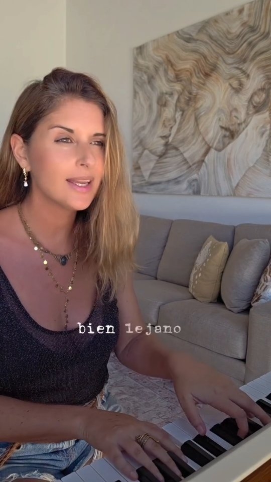 🐎¿Se acuerdan? 🫂
Esta canción la aprendí en un retiro hace muchos años y nunca la olvidé. ✨️La letra es de "autor desconocido" (o Abuela Margarita como me dieron por ahi), yo solo compuse la melodia. 🎶(Cm / Fm / AbM / BbM )
🙌Es una de nuestras preferidas para cantar cada noche con mis niños y aquí te comparto la letra👇 :
Hace un tiempo bien lejano
Al galopar de caballos
Corren libre como el viento
Por bosques, cerros y llanos
Era un tiempo en que la tribu
Era parte de la tierra
Hablaban con los espíritus
Conversaban con las estrellas
Era un tiempo de tambores
De sonajas y de plumas
De piedras que nos hablaban
Con voz de sol y de luna
Era un tiempo bien sagrado
De nuestros antepasados
Cuyo mensaje nos dice
Que volvamos a su lado
🌻🤍Gracias querida @__miela___ por enseñarme esta canción. Te pienso siempre que la cantamos 🫂
#musica #vida #recordar