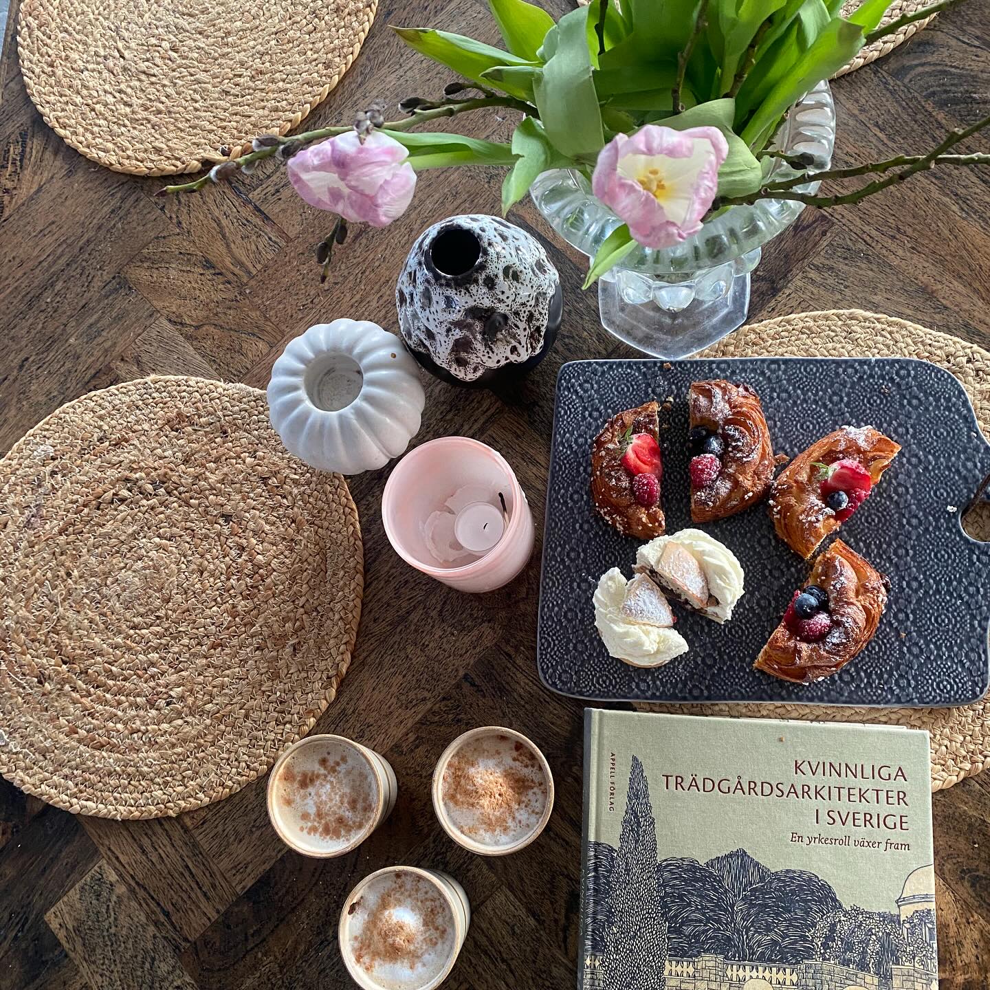 Happy Sportlov!❄️
Så taggad att dra igång trädgårdssäsongen🙌 nästa vecka blir det förhoppningsvis lite mildare då trädbeskärning väntar!🌳
Bästa uppladdningen är gofika och nylånad trädgårdshistoria📚 För 100 år sedan fanns bara ett fåtal framstående trädgårdsarkitekter i Sverige- en av pionjärerna var Ester Claesson. Då fanns ingen utbildning i Sverige utan man fick söka sig utomlands till tex Danmark eller Tyskland, vilket Ester gjorde. Kolla in den detaljrika bänken runt trädet, som är ritad av just henne.✨ Ser fram emot att lära mej mer av deras ideal som kom från både tysk modern trädgårdskonst och engelska arts and craft rörelsen 💚