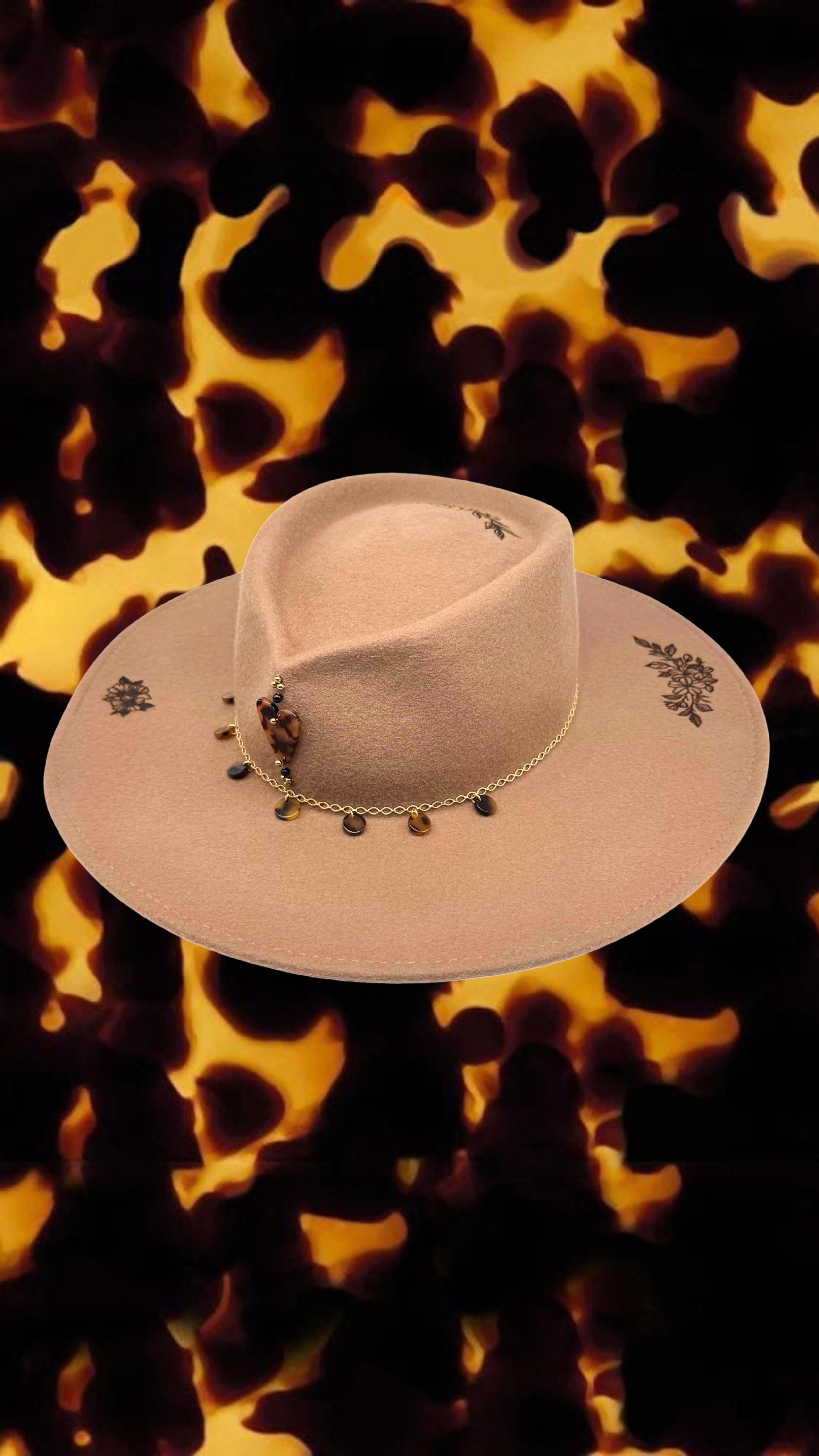 On réalise ensemble le chapeau surprise de Christel 🤎✨ Avec de nouveaux ornements ! Est ce que je les met en ligne? 🥰 #rubambelle #rubambellechapeau #chapeau #chapeaux #hatstyle