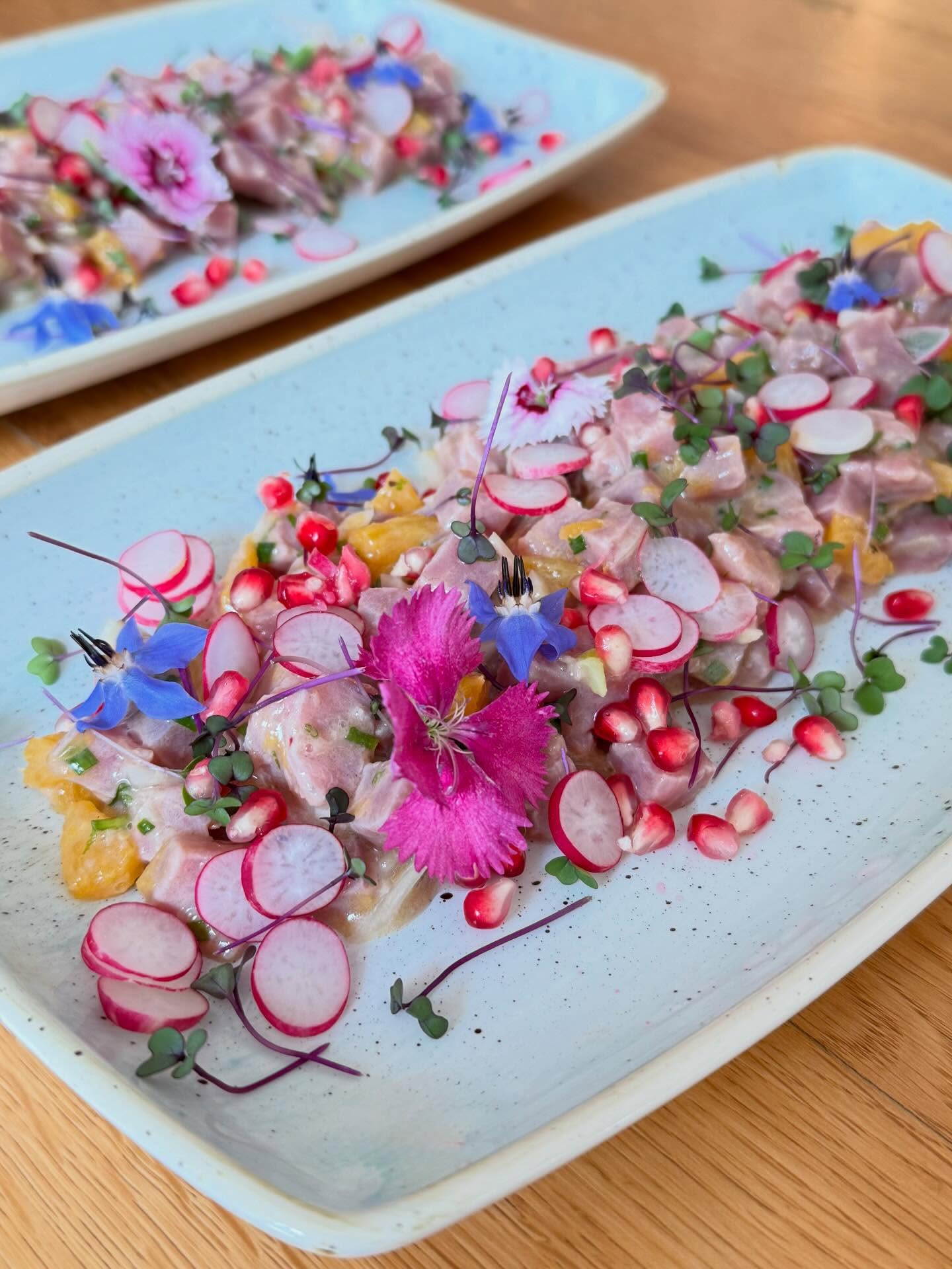 Encore quelques jours… et le printemps s’invite dans nos assiettes 🌸
Fraîcheur, couleurs et plaisir à partager — parce que chaque détail compte.
#springvibes #foodstyling #traiteurhautdegamme #cuisinecreative #saveursdesaison #frenchcuisine #cheflife #foodlovers #evenementiel #mediterraneanfood #sainttropez #traiteursainttropez #byjoy #byjoytraiteur