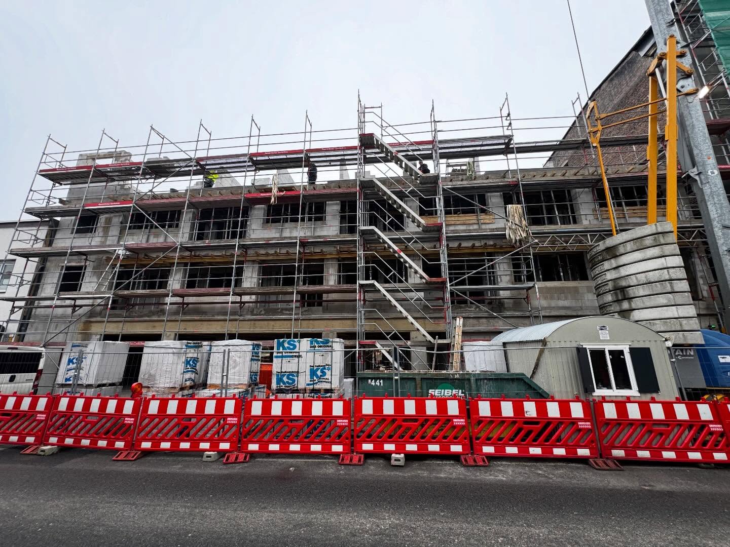 Baustellen-Update aus der Gebrüder-Meyer-Fabrik 🏗️
Seit meinem letzten Post vom 3. Februar ist hier richtig was passiert: In nur zwei Wochen ist praktisch eine komplette Etage dazugekommen. Wir sind auf der Zielgeraden – der Rohbau im Neubau steht kurz vor der Fertigstellung.
Trotz Schnee, Kälte und Dauerregen hier im Bergischen Land haben unsere Maurer und Betonbauer Vollgas gegeben. Das Wetter hat uns zwar gebremst, aber nicht aufgehalten. Wenn alles weiter so läuft, stehen im April alle Stockwerke und die Rohbauarbeiten sind abgeschlossen.
Hier entstehen moderne Studentenappartements – eine spannende Kombination aus Neubau und Denkmal. Mit großer Gemeinschaftsküche inklusive Bar, eigenem Waschsalon, Co-Working-Bereich zum gemeinsamen Lernen und einer Sonnenterrasse und eine eigene Garage.
Und die Lage? Mitten in Wuppertal.
3 Minuten zur Schwebebahn.
1 Minute zum Einkaufsmarkt.
Ruckzuck am Bahnhof – von dort 20 Minuten nach Düsseldorf und unter 30 Minuten nach Köln.
Ein Projekt mit Charakter, Geschichte und richtig viel Zukunft. 🚀
#GebrüderMeyerFabrik #Wuppertal #Studentenwohnen #Projektentwicklung #ImmobilienUpdate