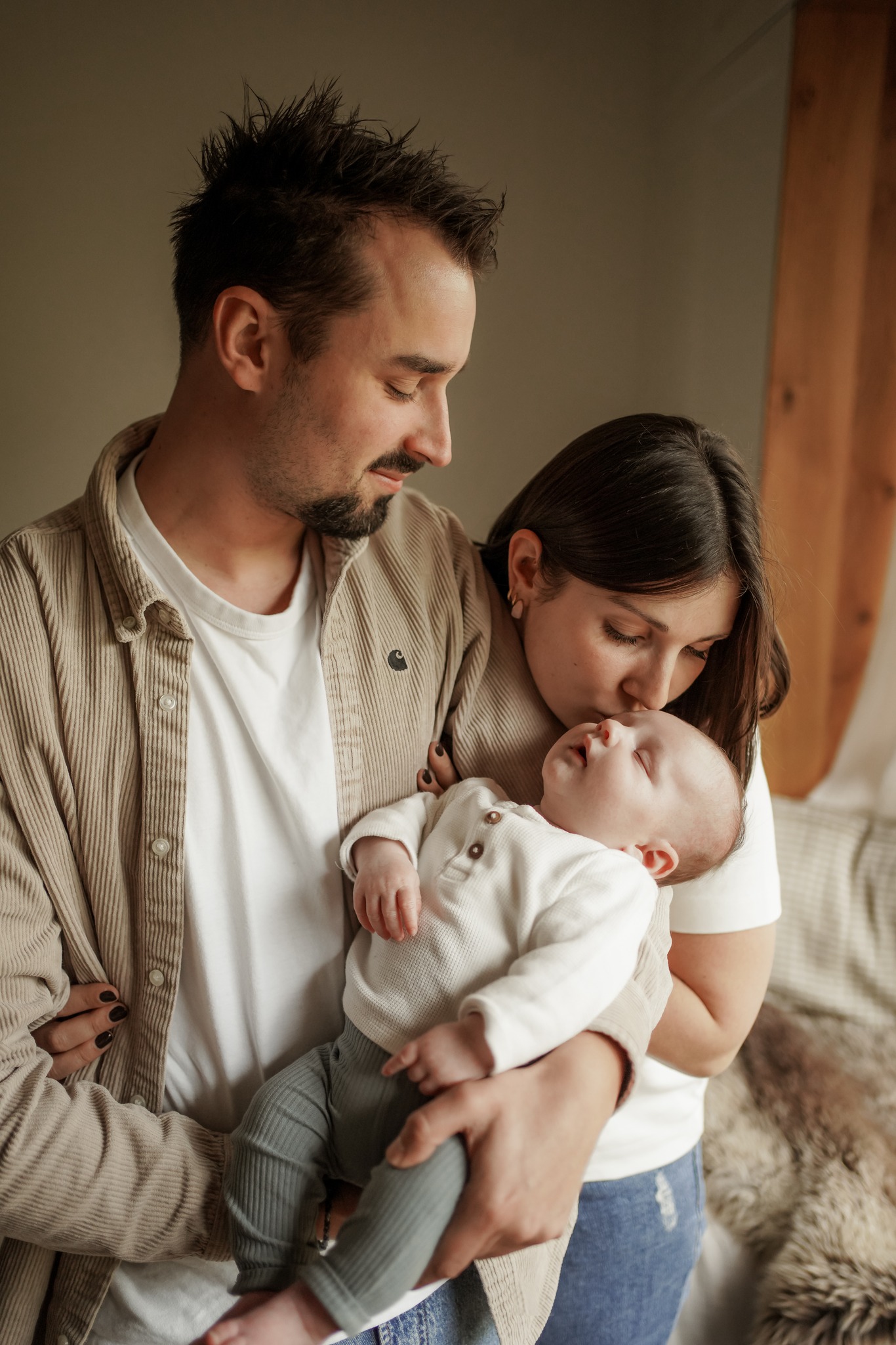Les premiers regards.
Les mains qui apprennent à se tenir.
Les voix qui murmurent son prénom.
Ces moments passent vite.
Le film garde ce qu'on ne peut pas figer.
Je suis Charlène photographe et créatrice de films de vie en Loire Atlantique.
J'accompagne les familles à garder une trace vivante de l'amour qu'elles transmettent à leurs enfants.