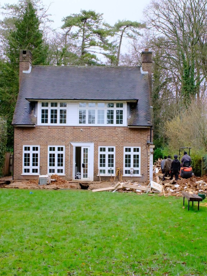 Sunday on site at our High Wycombe project as groundworks continue to move forward.
The team pushing on beyond the usual schedule to ensure the coming week runs smoothly.
Pre-planning remains key, keeping every stage measured and on track.
SOHO Developments | High-end builds & Refurbishments