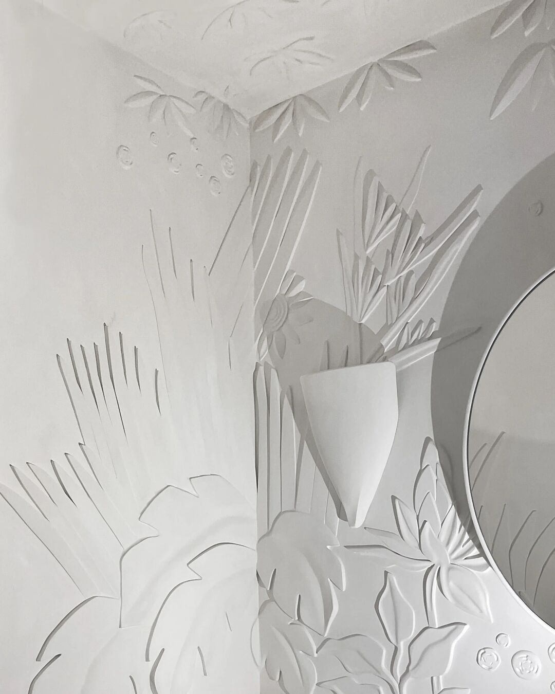 From a lacquered abstract bas relief design in collaboration with Peter Marino to a wall-to-ceiling flora and fauna bas relief inspired by the paintings of Henry Rousseau in for Kelly Behun, see our link in bio to explore more of these exquisite works of art.
@pepartnyc @marliarizona @olivia.angelozzi.design @kellybehunstudio @petermarinoarchitect @hinescollective @bartainteriors
