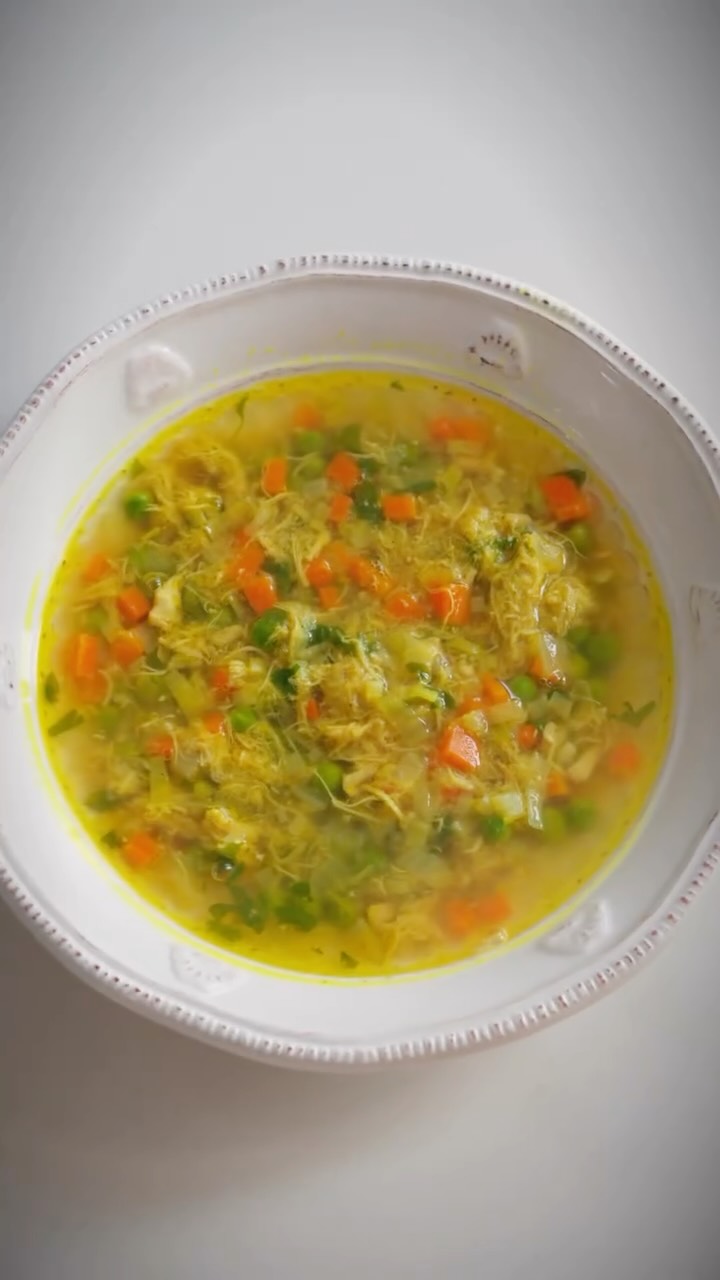 🥣 İftar sofralarına da çok yakışacak besleyici bir çorba için bu tarifi mutlaka menünüze ekleyin.
Yüksek lif içeriği, protein ve sıvı dengesi ve vitaminlerden zengin içeriği ile bu çorba tarif defterinize girmeyi hak ediyor✨
Zerdeçallı Tavuk Çorbası
Malzemeler:
3 - 4 yemek kaşığı zeytinyağı
400g haşlanmış ve didiklenmiş tavuk kalça
400g donuk bezelye
1/2 soğan (küp küp doğranmış)
1 büyük havuç (küçük küpler halinde doğranmış)
2 adet pırasa (yarım halka şeklinde ince ince doğranmış)
2 - 3 diş sarımsak
1 lt tavuk suyu
1/4 demet kıyılmış maydonoz
1 tatlı kaşığı zerdeçal
1 çay kaşığı karabiber
Tuz
Yapılışı:
Zeytinyağı hafif kızdırdıktan sonra soğan, havuç ve pırasayı tencereye alın. Soğanlar pembeleşip havuçlar hafif yumuşayıncaya kadar kavurun.
Ezilmiş sarımsak ve tuzu ekleyerek kavurma işlemine devam edin.
Bezelye ve tavukları tencereye ekleyin ve üstüne tavuk suyunu ilave edin.
Son olarak zerdeçal, karabiber ve maydonozu da ekleyip karıştırın ve tencerenin kapağını kapatarak yaklaşık 15-20 dk kaynamaya bırakın.
Bu aşamada çorbanızın kıvamına göre sıcak su eklemesi yapabilirsiniz.
Çorba kaynadıktan sonra tencerenin altını kapatıp servis edebilirsiniz.
Afiyet olsun.
#tarif #çorba #ramazan