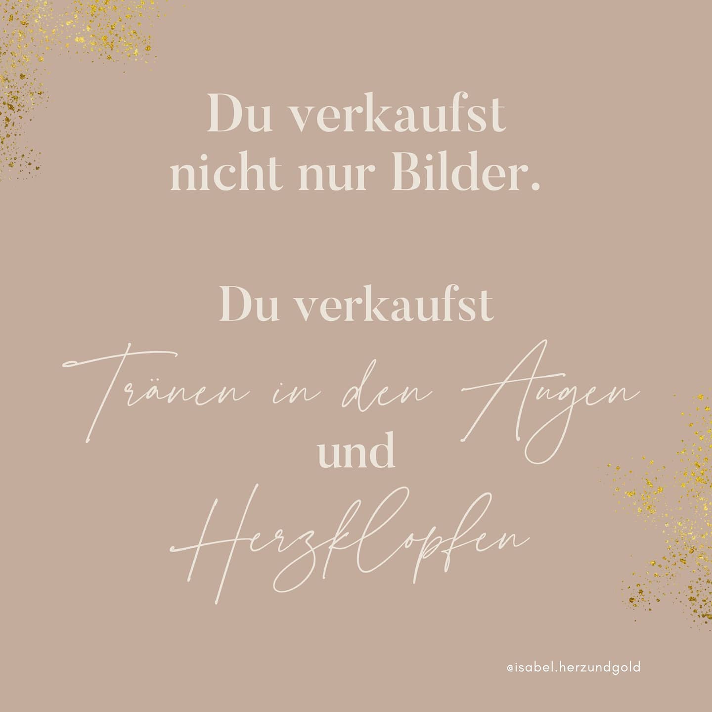 .. genau das liebe ich so sehr an der Fotografie! Und deshalb dürfen wir Fotograf:innen uns auch mal so richtig feiern! 🎉🥳
✨ Denn wir leben dafür, dass bei unseren Kund:innen nach dem Shooting auch mal Tränen fließen, weil sie so glücklich sind, dass sie jetzt diese wunderbaren Erinnerungen in den Händen halten, und die Bilder sie nun Jahrzehnte lang begleiten werden 💓
✨ Dass wir lebendige Erinnerungen schaffen, an Zeiten, die vergangen sind und Personen, die nicht mehr hier sind
Deshalb von mir heute ein großes High Five an alle Fotograf:innen da draußen! 🙌🏻💞 Wir machen einen tollen und wichtigen Job!