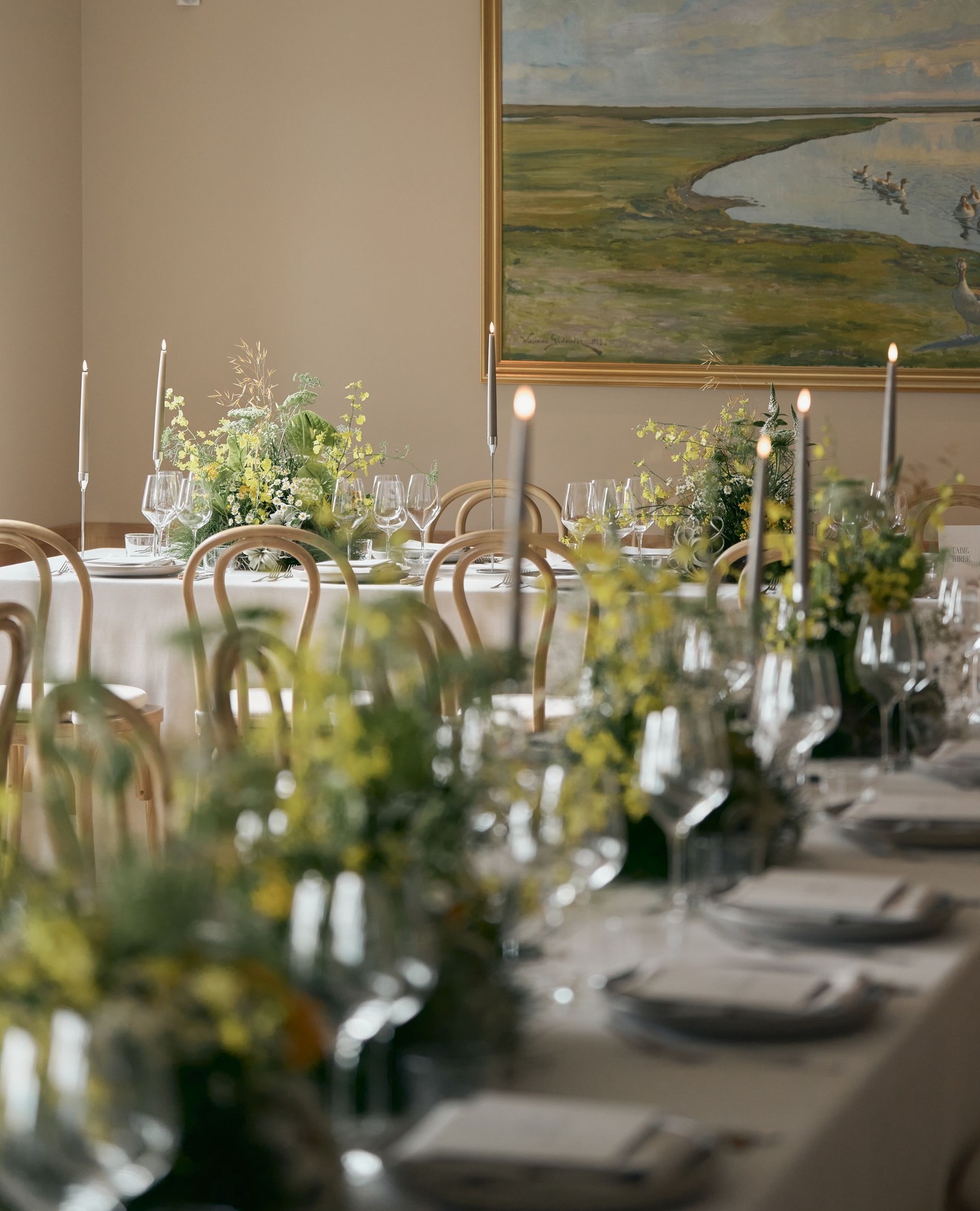 Coastal dinner vibes inspired by Falsterbo & Skanör 🌾
Whispy florals, soft grass, and touches of yellow.
Planning, design & florals: @avenievents
Photographer: @malvinahansson
Stationery queen: @elinsartstudio
Venue & catering: @falsterbogolfklubb
Worldclass live band & DJ: @fortunebandlive
Showstopping dancers: @stockholmhighheelers
Confection artist: @hilma.stromberg
Rentals: @tableuthyrning @westmans.rent
Tent: @facio_event_retail_expo
A/V: @informationsteknik