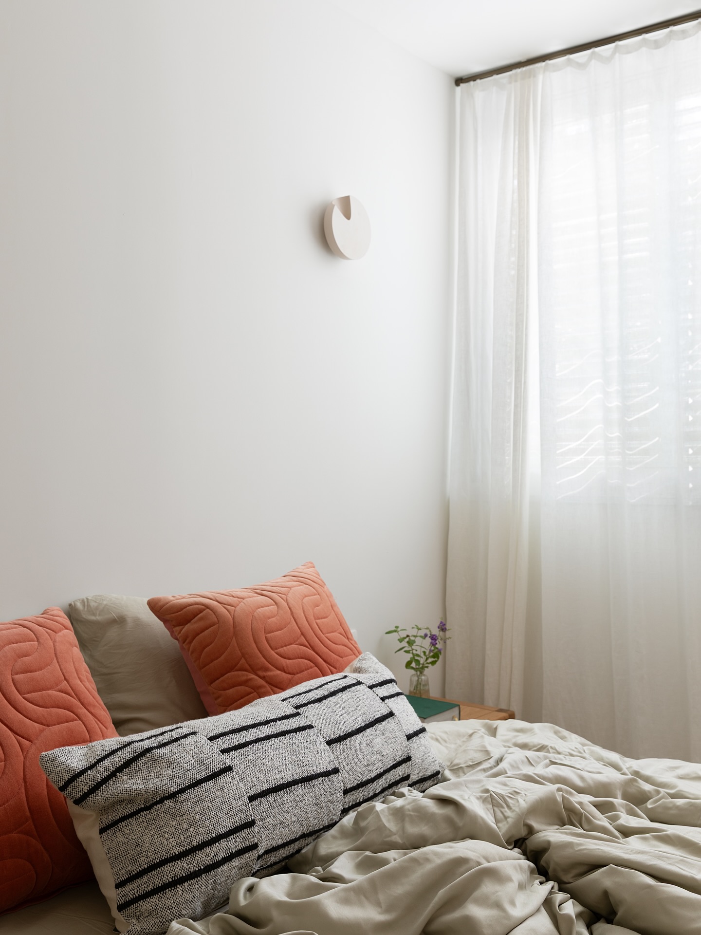 השבוע, לירון גונן המעצבת @lirongonen__missgarot העלתה את הצילומים האלה שצילמתי לחדר השינה בבית באפקה לסטורי שלה ואז הבנתי שגם אני רוצה, שהתמונות האלה יהיו לי בפיד. אז הנה 📸🧡💫 #צילוםעיצובפנים #צילוםאדריכלות #מעצבתפנים #creativepower_ii