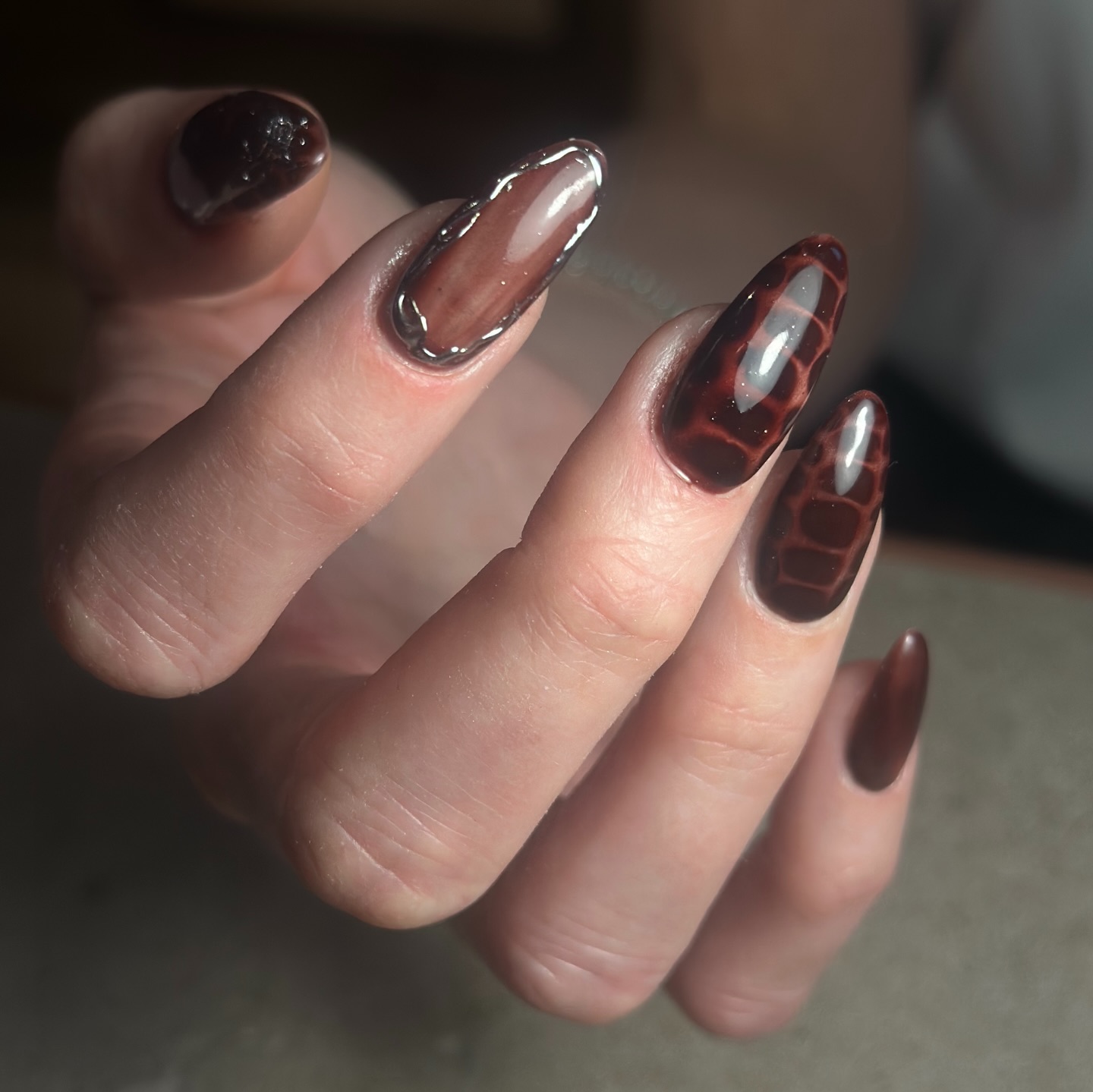 Effet Tortoise 🐢🤎
Chic, intemporel et ultra tendance…
Le nail art tortoise apporte cette touche chaude et sophistiquée qui sublime toutes les mains ✨
Des nuances ambrées, caramel et chocolat délicatement fondues pour un effet écaille élégant et profond.
Parfait en total look ou en accent nail pour un style raffiné et moderne.
L’automne toute l’année au bout des doigts 🍂
Tu valides l’effet tortoise ? 🤎
#tortoisenails #nailart #onglesgel #naildesign #manucure nailsinspo effettortoise nailtrend