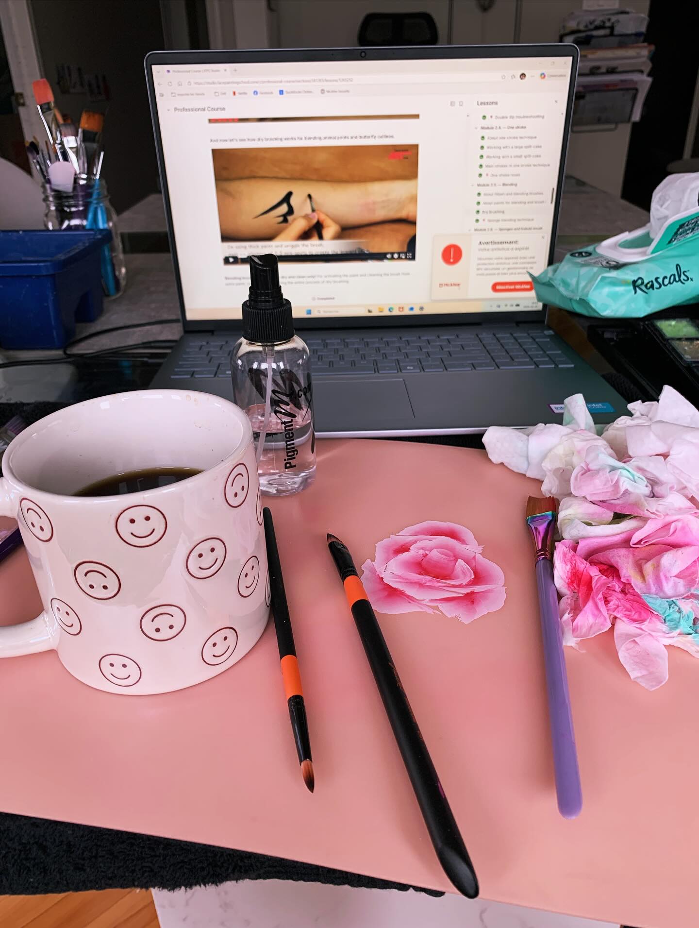 Mon coeur est tellement léger et rempli de gratitude, après la merveilleuse soirée de fête d’hier!!!! 🥰🥰🥰
C’est plus facile d’avancer ces travaux ainsi!!!!
#letsgofilletescapable #viedemaquilleuse #makeuplife #mercilesamis❤️