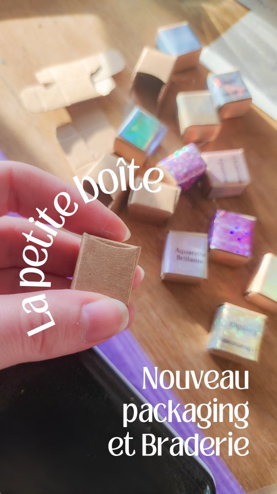 Je crois que les petites boîtes, on les a depuis l'année 1 de la marque, peut être 2 🤔 elles font partie de L'ADN du pig
Et loin de moi l'idée de les oublier dans le NÉANT ! Ce que j'aimerais c'est, petit à petit, les remplacer avec des versions propre à chaque couleur, pour faciliter l'identification des aquarelles aux marchés et dans les boutiques, ou même l'emballage des colis. Et surtout uniformiser les emballages, parce que je ne sais pas si vous vous souvenez mais les emballages pour les boutiques étaient jusqu'alors peint à la main, et même si j'adooooore le faire, le temps manque (et je peins quand même des nuanciers)
Donc on est reparti pour un tour de comptage d'aquarelle et pour UNE BRADERIE TRÈS BIENTÔT (quelques semaines) parce qu'il ne serait pas très responsable de produire des boîtes pour une couleur que j'aurais en moins de dix exemplaires ou qui ne sera pas reconduite, avant longtemps ou pas du tout
Trois fois que j'essaie de publier ce réel et que ça bug
A deux doigts de mettre des caption random en attendant que ça marche ahahah