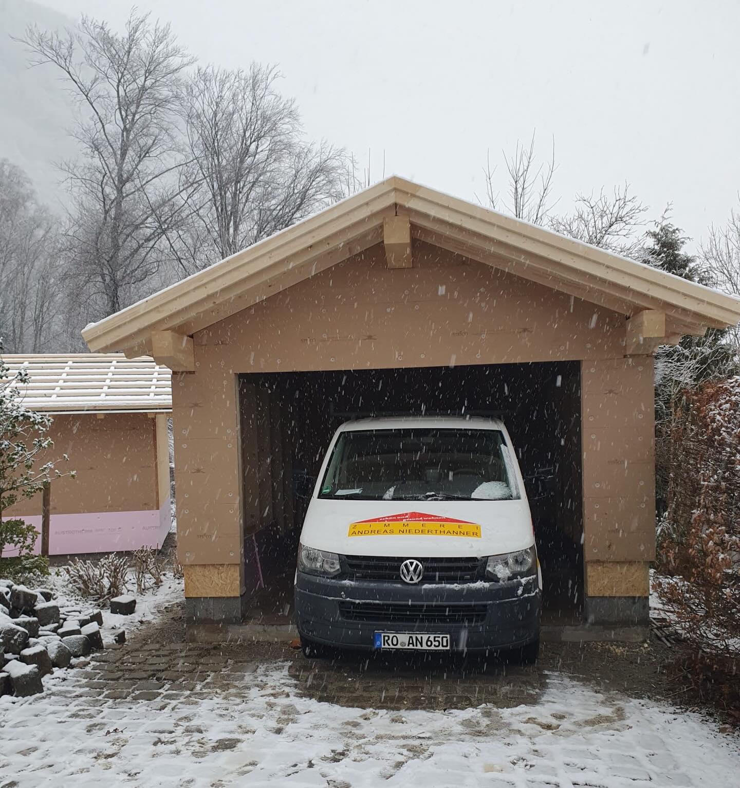 Manchmal spielt einem das Wetter einfach in die Karten 😎🍀
Gestern Vormittag haben wir diese Garage noch bei trockenem Wetter aufgestellt 🏡
Kaum war das Dach drauf und alles dicht - zack, fing es an zu schneien ❄️
#perfektestiming #dachdrauf #zimmereiniederthanner #garagenbau #zimmererarbeiten