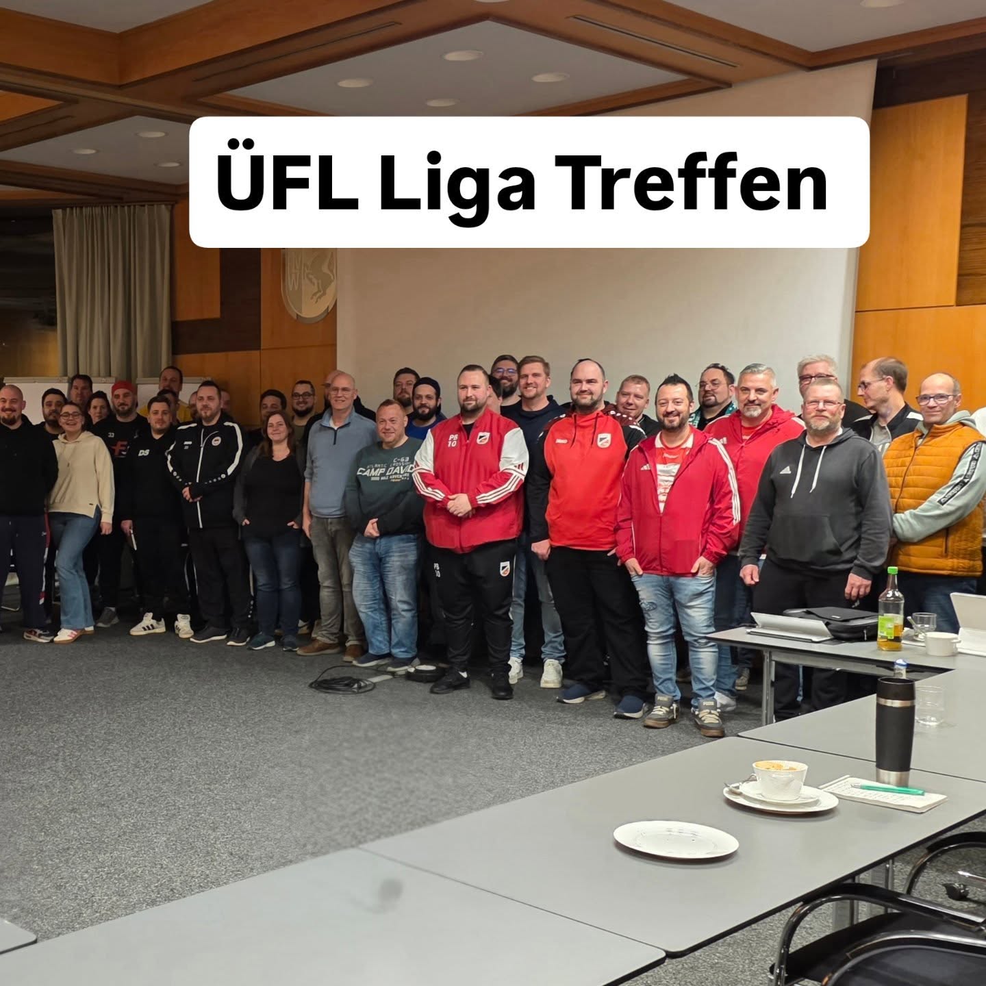 Gestern Liga-Treffen in der Sportschule Kaiserau.
Auf Einladung des FLVW Kreis Unna/Hamm haben wir in einem starken Umfeld unsere laufende und kommende Saison geplant.
🔥 Die größte Neuerung:
1 & 2. Liga – mit Auf- und Abstieg.
Wettbewerb. Struktur. Entwicklung.
Aktuell starten 21 Teams.
Und vielleicht werden es bis August noch mehr.
Was hier entstanden ist, ist keine Idee mehr.
Es ist eine Bewegung.
#ÜFL #LigaTreffen #FLVW #Kaiserau #Fußball