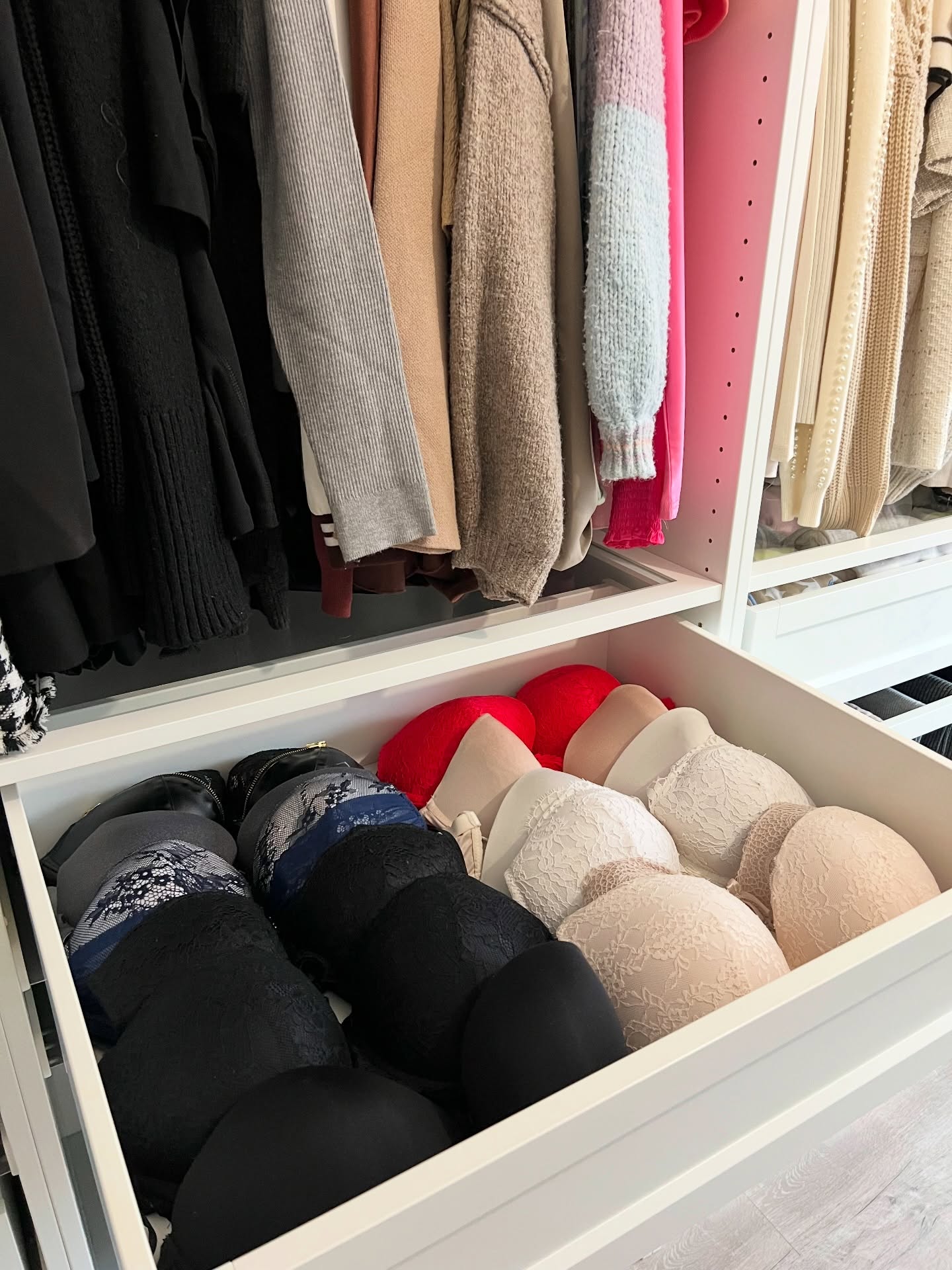 Dein Besitz verdient Wertschätzung.🤍✨
•
Wir behandeln Dinge oft wie selbstverständlich.
Wie als wären sie Teil des Hintergrunds unseres Alltags.
Doch was wäre, wenn wir beginnen würden, sie mit Wertschätzung zu betrachten?✨
.
.
.
.
.
.
home organizing | decluttering | familienalltag | ordnungssysteme | ordnung schaffen | schweiz | aufräumhilfe | bern | organisieren | kleiderschrank | aufräumen | thehomeedit
#thun #loslassen #minimalismus #mariekondo #ordnungstipps