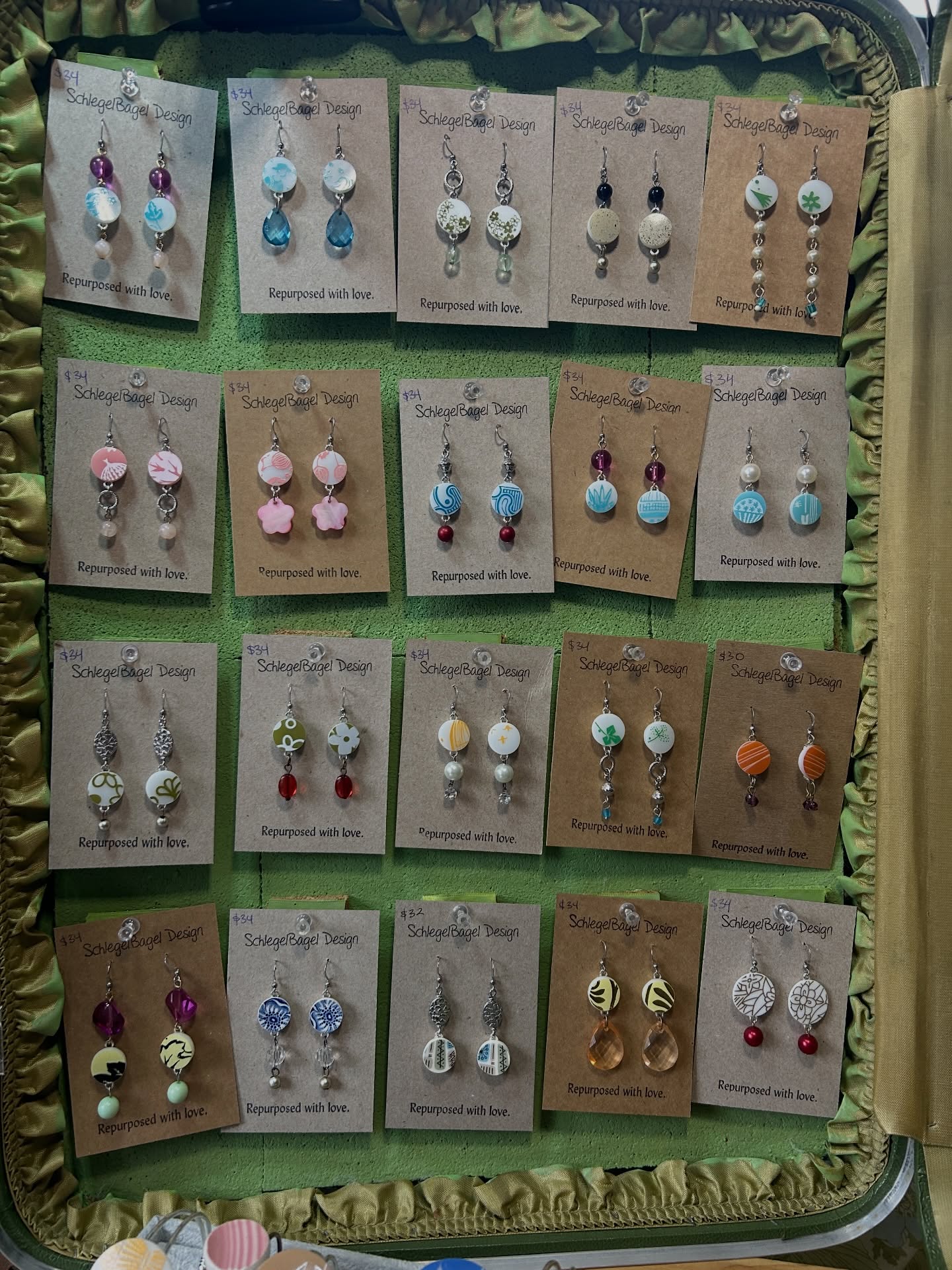 As always if you can’t make it, I’ll ship! Hit me up if there is something you like. #pyrex #fireking #childrensbooks #vintageadvertising