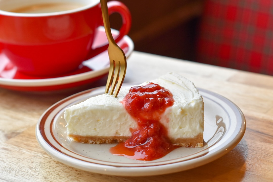 【3月限定スイーツ登場🍓】
CHEERSオリジナル
ストロベリーレアチーズケーキが登場します!
なめらかで口どけのいい濃厚レアチーズに、
甘酸っぱいストロベリーソース。
コクのあるチーズのやさしい甘さと、
いちごの爽やかな酸味が相性抜群です!
バーガーのあとにもぺろっと食べられる、
軽やかなご褒美デザート。
3月限定、ぜひ味わってみてください🍓
_______
🍓 March Limited Sweets Are Here!
CHEERS original
Strawberry Rare Cheesecake is now available!
Rich and creamy with a smooth, melt-in-your-mouth texture,
topped with sweet and tangy strawberry sauce.
The gentle sweetness of the cheese
pairs perfectly with the fresh acidity of strawberries.
Light enough to enjoy even after a burger —
a little springtime treat for yourself.
Available for a limited time in March.
Come and taste it at CHEERS! 🍓✨
.
.
.
#CHEERSPARKBURGER #cheersparkburger#hamburger #チアーズパークバーガー #ハンバーガー#群馬ハンバーガー#群馬グルメ#群馬観光#群馬カフェ#伊勢崎ハンバーガー#伊勢崎グルメ