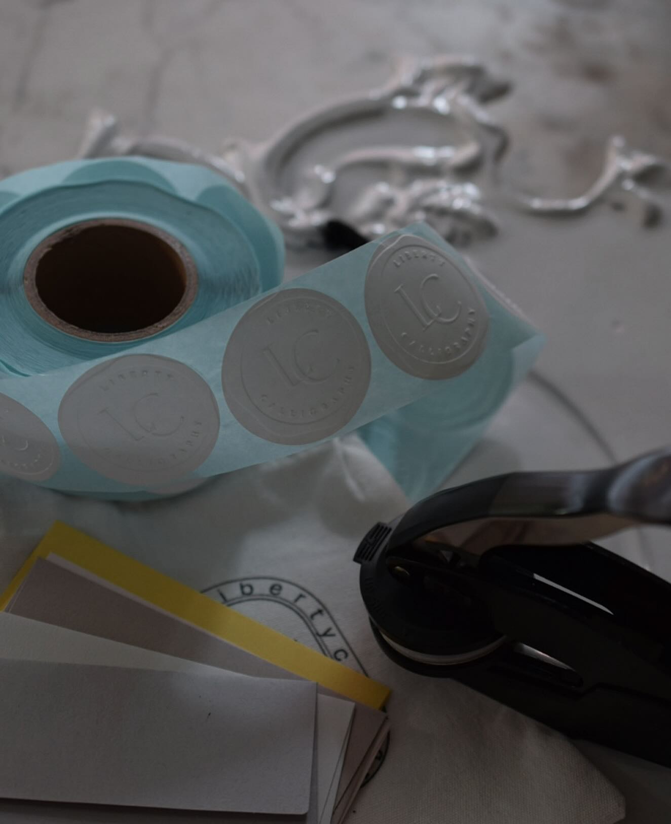 WSのご案内
エンボススタンプ
カスタムメイド・ワークショップご案内です。
※こちらのクラスは満席となりました。
お申し込みくださった皆さま、ありがとうございます。
—————
紙に圧をかけることで生まれる、
ひそやかな凹凸の表情。
インクや色を使わずとも、
手に取った瞬間に印象を残すのが
エンボススタンプの魅力です。
今回お作りするエンボススタンプは、
1912年創業、オーストリア・ウィーンの
Trodat(トロダット)社のもの。
100年以上にわたりスタンプをつくり続けてきたメーカーで、
その確かな技術が、
紙に押したときの凹凸の美しさにも表れています。
ワークショップでデザインしていただいたスタンプは、
完成後、皆さまそれぞれの手元へお届けいたします。
お届けまでには、約1ヶ月前後お時間をいただきます。
⸻
【開催日程】
2026年
3月24日(火)10:00–12:30
⸻
【ワークショップ概要】
あらかじめ用意されたオーナメントやフォントを組み合わせ、
お好みのデザインでエンボススタンプを制作します。
手書きでのデザインも可能です。
簡単な押し方のレクチャーと、スタンプ体験を行います。
⸻
【料金】
16,500円(税込)
⸻
【セット内容】
・エンボススタンプ
(φ41mm または 25×50mm)
※お時間内でしたら、
インサート部分のみ追加 ¥8,800 にて制作可能
・φ40mm ラウンドステッカー 800枚
・ミニ封筒 6枚
・オリジナルポーチ
※完成したスタンプは、
デザイン確定後に制作し、
後日、ハンドルと共にお送りいたします。
(当日は体験用スタンプを使用します)
⸻
【お申し込み】
DM またはプロフィールのHPより
お願いいたします。
⸻