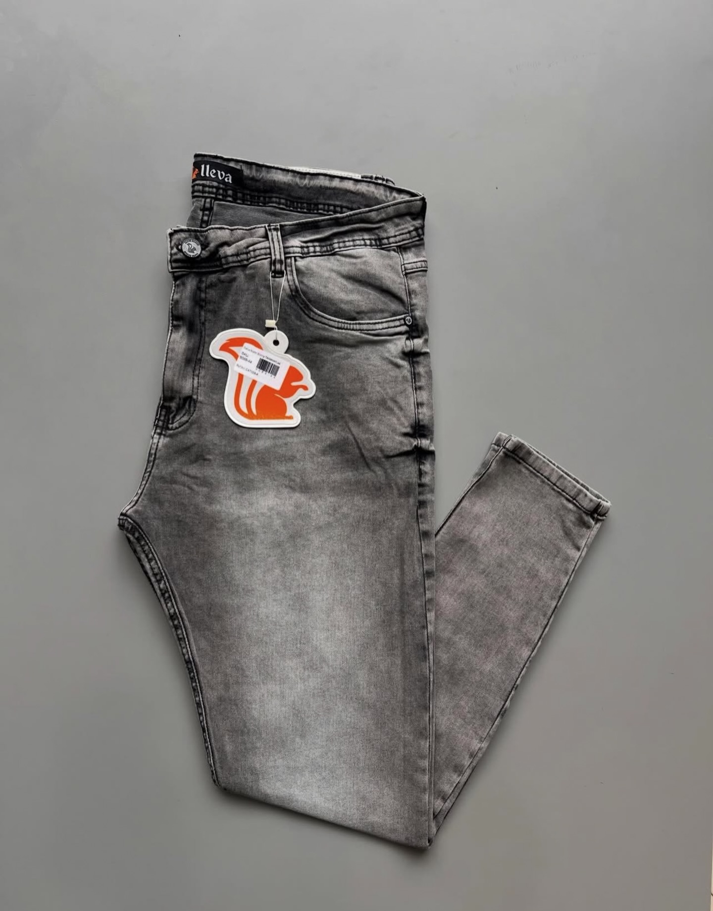 Loja parceira! @llevadenim
Essa é a peça que gira rápido no estoque.
✔ Lavagem comercial (vende fácil)
✔ Modelagem que veste bem em vários perfis
✔ Cor versátil que combina com tudo
✔ Excelente percepção de valor no cliente final
É o tipo de jeans que o cliente prova e leva.
Produto estratégico para lojistas e revendedores que querem margem e giro.
Quem quer receber catálogo de atacado comenta “ATACADO” 👇
ou chama no direct.