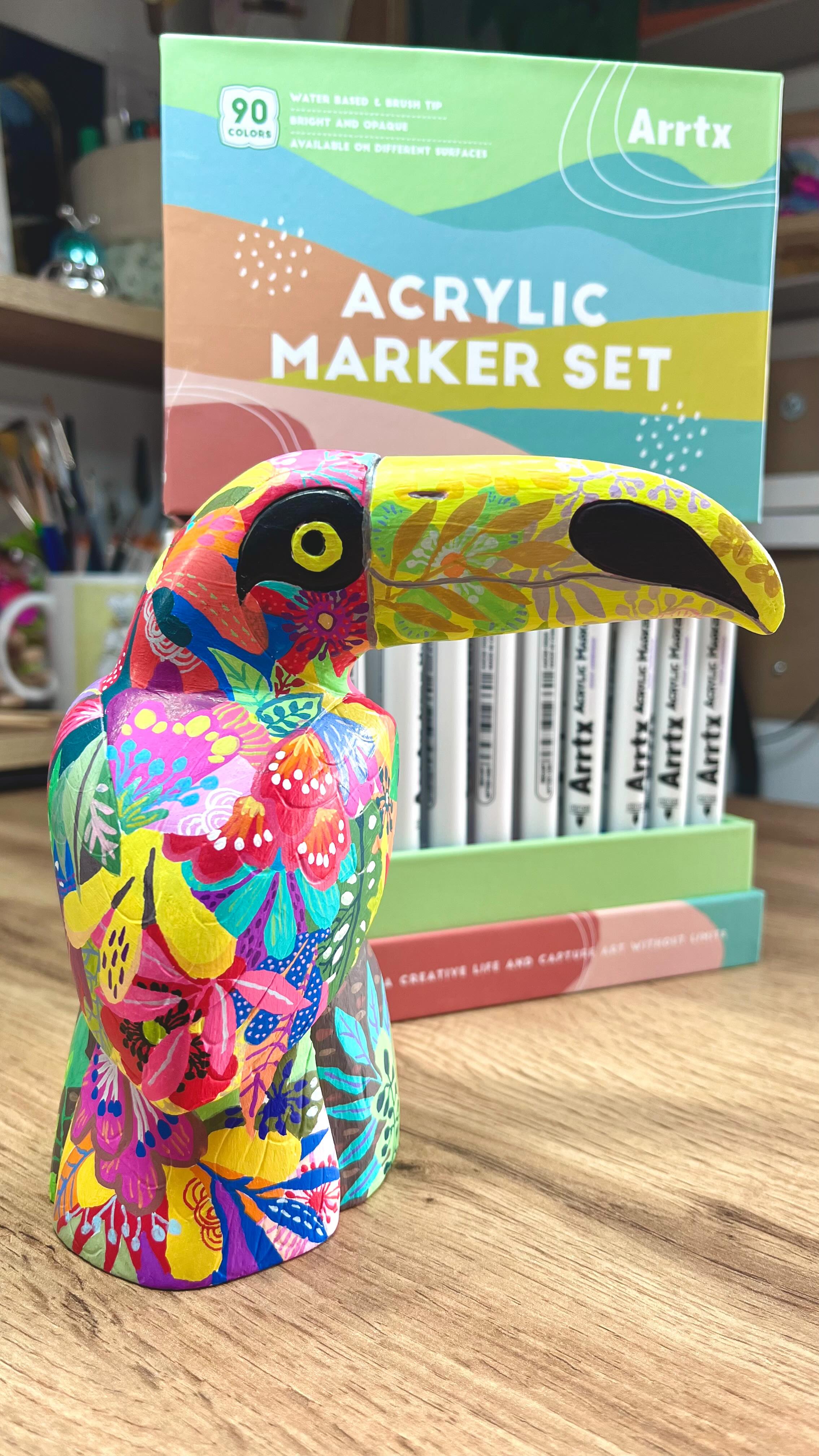 🇬🇧 Who says a toucan must wear black and white?
I’ve reimagined this wooden sculpture as a canvas for a vibrant, imaginary jungle.
Using the 90 acrylic markers send by @arrtxart , I was able to paint these exotic flowers with a beautiful precision and opacity.
A sincere thank you to Arrtx for this collaboration. These tools are a great addition to my creative process. Now, just one question for the brand: when are the neons coming to electrify my next pieces? 😃
_
🇫🇷 Qui a décrété que le toucan devait se contenter du noir et blanc ?
J’ai transformé cette sculpture en bois en un terrain d’expression pour une jungle imaginaire et vibrante.
Grâce aux 90 marqueurs acryliques offerts par @arrtxart , j’ai pu dessiner ces fleurs exotiques avec précision et une belle opacité.
Merci à Arrtx pour cette collaboration. Ces outils s’intègrent parfaitement à mon processus créatif. Une seule question pour la marque désormais : à quand les teintes fluos pour électriser mes prochaines pièces ?😃
#arrtxacrylicmarkers, #arrtxmarkers, #arrtx90b
You can find them here : https://amzn.to/47nmuo6 or there: https://bit.ly/45BIdpG !