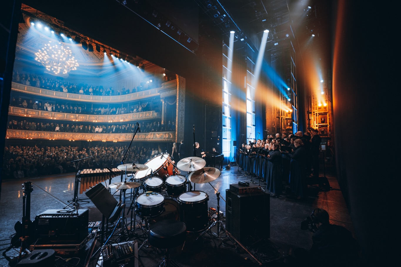 Vakar Latvijas Nacionālajā operā izskanēja spēka koncerts “Palīdzi izvest Ukrainas aizstāvjus no nāves” – kampaņas “Aizved mani” noslēgums.
Emocijas, vienotība un rīcība vienā vakarā.
Kampaņas rezultātā Ukrainas aizstāvju atbalstam saziedoti 1 450 000 € – lielākais vienas ziedojumu kampaņas rezultāts Latvijā.
Слава Україні! 🇺🇦
Foto: Ieva Romaško, Toms Norde, Vika Anisko; filma by @varta.project , director @about_brooks, producer @mariana_shafro