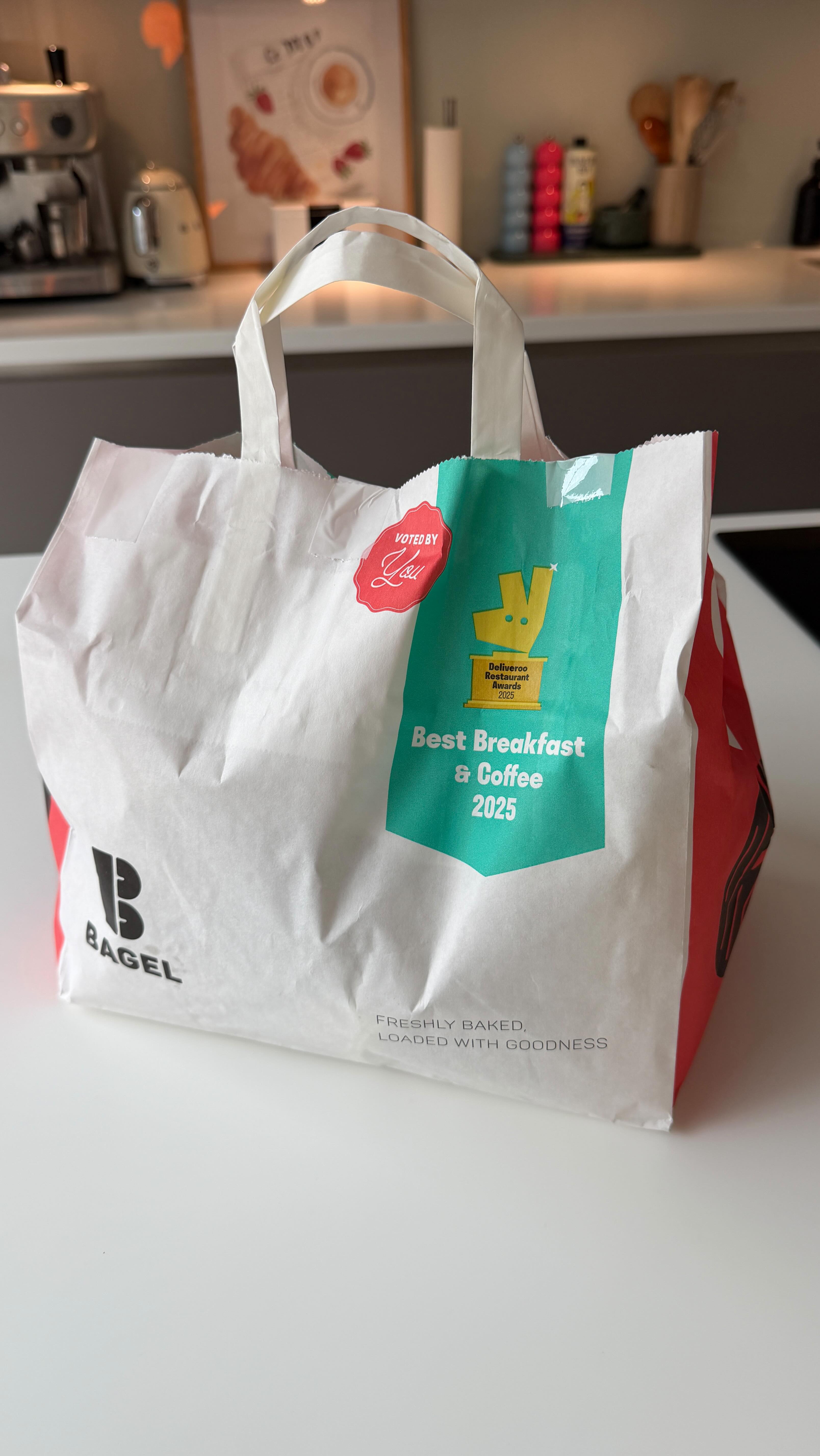 In the mood for a bagel but not in the mood to leave your house? B Bagel has got you covered, available to order on Deliveroo for your perfect bagel fix🤝
#bagel #bagelshop #bagelshoplondon #deliveroo #fooddelivery
