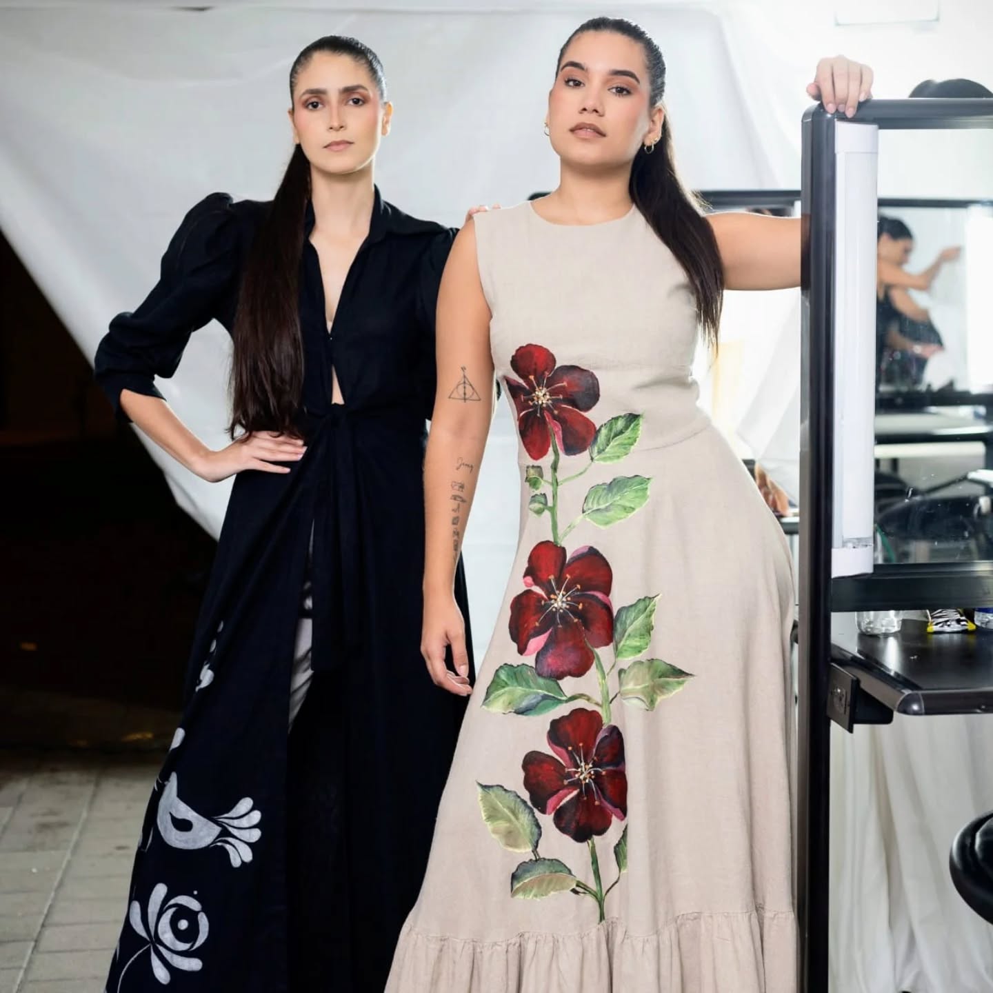 Pintar sobre lino no es como pintar sobre papel.
La fibra absorbe, exige precisión, no perdona el error. Esta pieza para la alianza con @franceaucostarica es intencional; es el resultado de horas de silencio en el taller, traduciendo la urgencia de nuestros océanos en trazos negros sobre lino crudo.
De un lado, la sobriedad del algodón; del otro, la porosidad de la tierra.
Menos discurso, más costura.