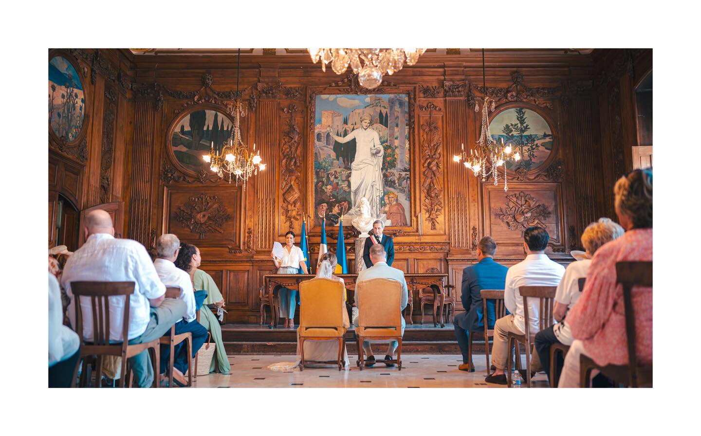 Un mariage, c’est bien plus qu’une cérémonie.
C’est une succession de moments, parfois calmes, parfois intenses, qui s’enchaînent sans pause.
Mon travail, c’est d’être présent du début à la fin.
Des préparatifs du matin jusqu’à la soirée.
La mairie, l’église, l’attente avant l’entrée, les regards échangés, les invités qui arrivent, ceux qui rient fort, ceux qui essuient une larme discrètement.
Je photographie ce qui se voit… et ce qui se passe autour.
L’ambiance, la chaleur, les petits détails que vous n’aurez pas le temps de remarquer le jour J.
Je ne cherche pas à diriger votre journée.
Je la suis, je l’observe, et je la raconte telle qu’elle est.
Avec simplicité et cohérence, pour que vos images restent fidèles à ce que vous avez vraiment vécu.
Si vous voulez un reportage complet, naturel et sincère, on peut en discuter.
——————————————————
✍️ Informations et réservations :
🌐 www.johnvigny.com
☎️ 06.87.00.86.56
📍 Langlade - Gard
——————————————————
#mariage #photographemariage #reportagemariage #photographemariagegard #mariageoccitanie photographemariagefrance
