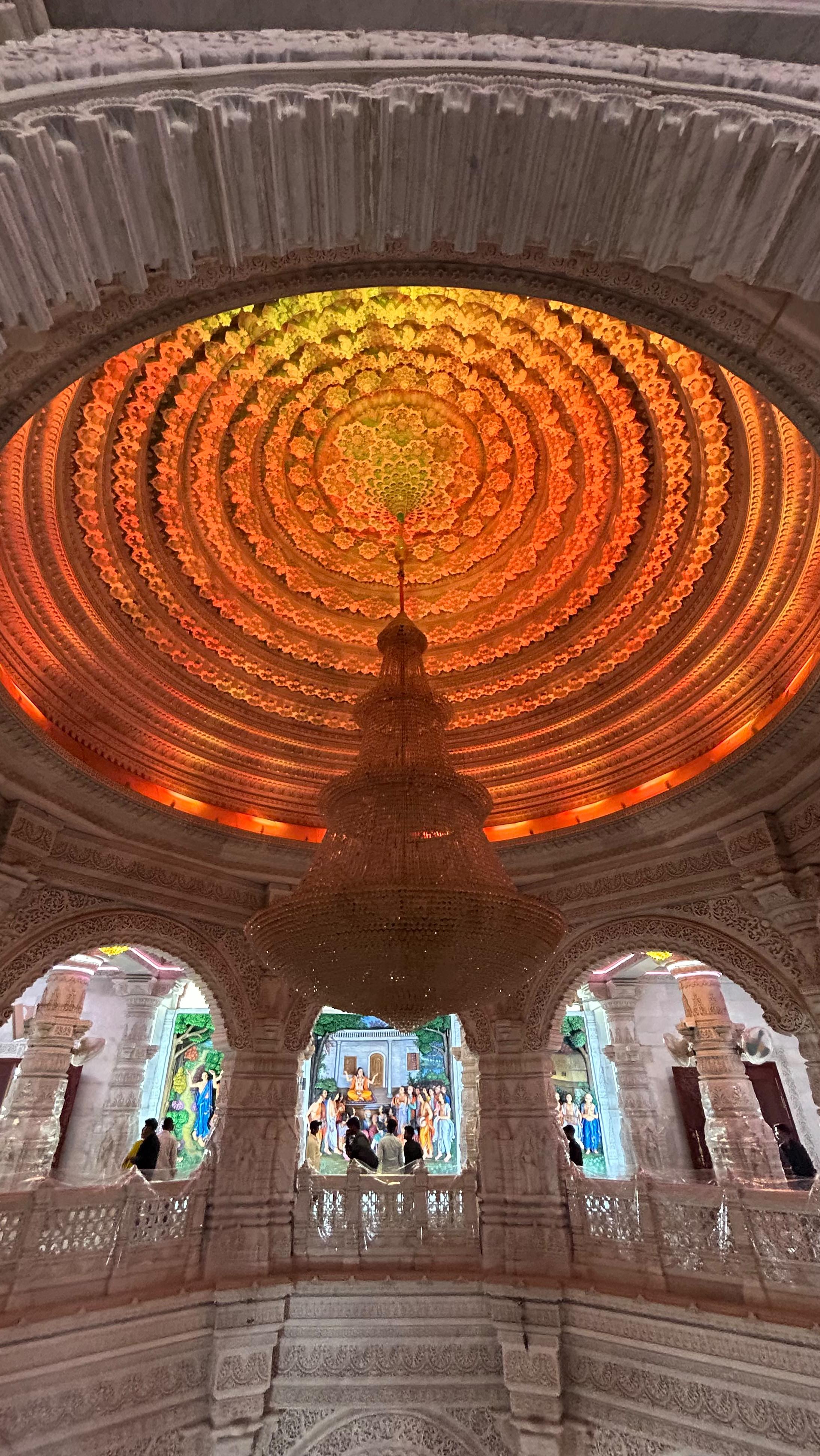 Voyage au cœur des couleurs 🇮🇳
Début de Holi à Vrindavan… une expérience hors du temps.
Nous avons commencé par la visite de Prem Mandir, baigné de lumière et de couleurs, avant de nous perdre dans les ruelles vibrantes du Bazar.
Entre les sourires, les nuages de couleurs et les trajets en tuktuk au milieu de cette énergie indescriptible… chaque instant semblait irréel. Un voyage profondément vivant, intense, et absolument extraordinaire 🙏🏻
Nous serons de retour dès ce week-end au studio avec les séances habituelles et le planning 7j/7 heureux de partager avec vous ces belles vibrations rapportées d’Inde. Vous pouvez réserver votre séance sur www.soundyoga.fr
#vrindavan #inde #holi2026
