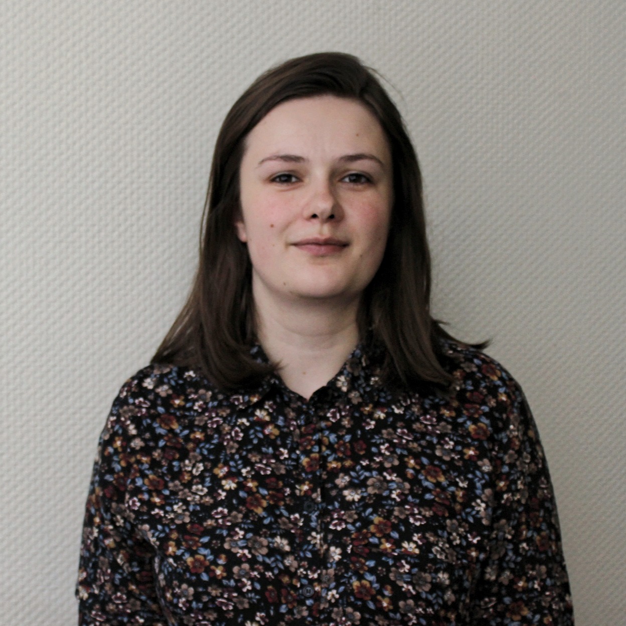 Hei,
Uusi Jomonilainen esittäytyy
Minä olen Alicja, olen 29 vuotta vanha ja olen kotoisin Puolasta. Muutin Joensuuhuun joulukuussa 2024. Olen koulutukseltani kielitieteilijä, opiskelin englannin ja venäjän kieliä.
Nyt opiskelen suomea Joensuussa ja olen työharjoittelussa Jomonilla.
Jomonilla minä haluaisin osallistua projekteihin ja tapahtumiin ulkomaalaisille ja tavata kiinnostavia ihmisiä. Valitsin Jomonin, koska uskon, että monikulttuurinen ympäristö sopii minulle hyvin.
Vapaa ajalla minä tykkään kävellä, kuunnella musiikkia, oppia kieliä, koota palapelejä tai joogata.
Hi,
New member of Jomoni!
My name is Alicja, I am 29 and I am originally from Poland. I moved to Joensuu in December 2024. I am a linguist, I studied Russian and English. Now I am studying Finnish in Joensuu and I just joined Jomoni for my internship.
At Jomoni I’d like to contribute to ongoing projects and events for foreigners, and also meet interesting people. I chose Jomoni, because I believe that a multicultural environment suits me well.
In my free time I enjoy taking long walks, listening to music, studying languages, doing puzzles or yoga.
Привет
Новый член Йомони!
Меня зовут Алиция, мне 29 лет и я из Польши. Я переехала в Йоэнсуу в декабре 2024 года. По обучению я лингвист - я окончила английскую и русскую филологию. Сейчас я изучаю финский язык в Йоэнсуу и я пришла в Йомони на практику.
В Йомони я хотела бы учавствовать в разных проектах и событиях для иностранцев, и познакомиться с интересными людьми. Я выбрала именно Йомони, потому что хорошо себя чувствую в международной среде.
В свободное время я обычно хожу на длинные прогулки, слушаю музыку, учу языки, собираю пазлы или занимаюсь йогой.