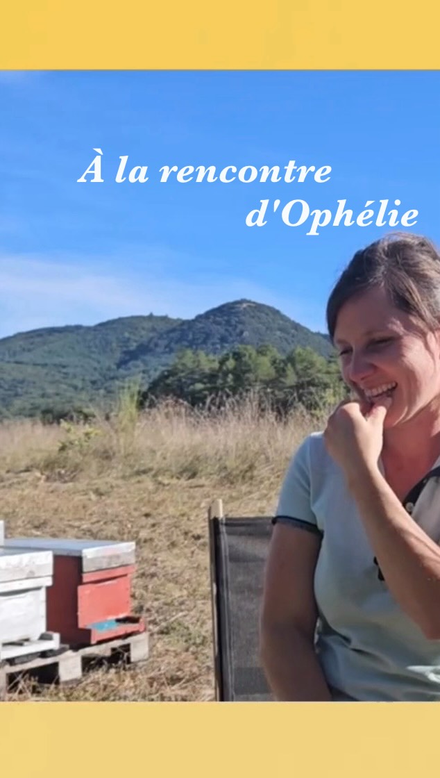 Bon… j’inspire un grand coup… et je poste. 🌬️
Ça fait plus d’un an que cette vidéo dort dans mes brouillons. Plus d’un an que je la regarde en mode : « Non, jamais je ne poste ça.!» Et pourtant… la voilà.
Il faut dire que ma cousine @juliette_bcs_ (en pleines études de marketing digital, la coupable est officiellement démasquée 🕵️♀️) m’a poussée dans mes derniers retranchements pour que j’arrête de me cacher.
C’est moi. Brut. Sans filtre. Et clairement à 200 % hors de ma zone de confort. 🚨
Entre l’envie d'appuyer sur "supprimer" à la dernière seconde et celle de vous partager un peu plus de moi, j’ai choisi d’écouter mon courage… (et surtout ma cousine, soyons honnêtes 😅)
Soyez indulgents, j’ai le trac comme jamais ! 😂
Alors je la laisse… ou je repars me cacher derrière mes ruches à tout jamais ? 🐝
Vos encouragements en commentaires me donneront des ailes ! 💛
#authenticité #horsdezoneconfort #fierté #courage #productrice