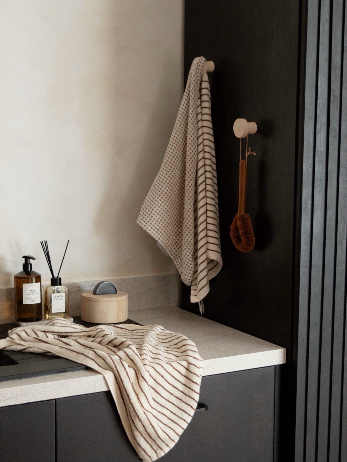 Kitchen/ Dining views ๐คโจ
Details ๐๐ผ
~ DIY kitchen using @thewoodveneerhub for the top cabinets and staining in smoked walnut.
~ Bottom cabinets painted in @rustoleumuk Black Kitchen Cupboard Paint
~ DIY Fridge using @ikeauk METOD Fridge/Freezer cabinet and added pine strip wood and painted @rustoleumuk Black
~ Our current favourite find, our new black vessel from @thebarnatstudley
~ Other cute accessories are the Mugge decorative jug by @vaunt_design & the cream vase used for our utensils, also from @thebarnatstudley
Let us know your thoughts ๐ญ
Have a lovely Tuesday! Hopefully some sunshine coming our way โ๏ธ
Love,
Nicola & Vicki xx