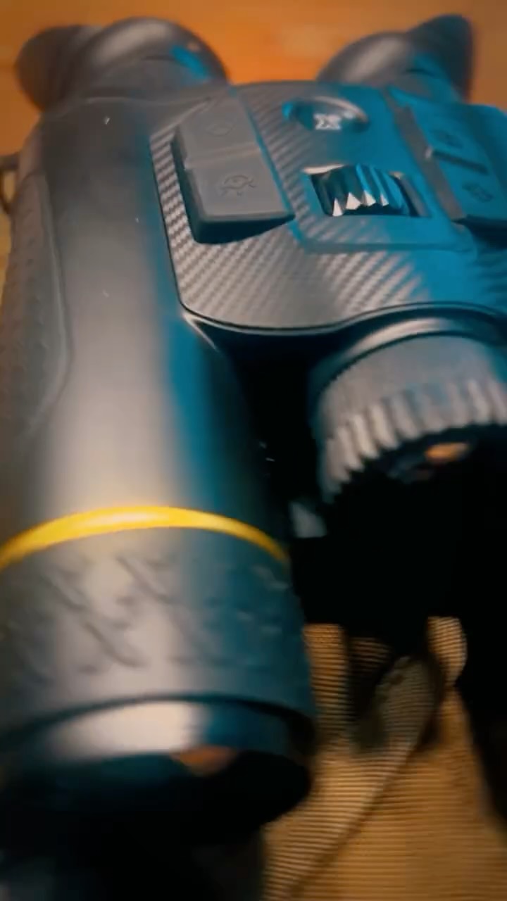 Entry Level? Das Pixfra Wärmebildfernglas Draco D335-4K vereint moderne Multispektraltechnik in einem kompakten, robusten Gerät mit Laserentfernungsmesser und bietet sowohl am Tag als auch in völliger Dunkelheit eine beeindruckend hohe Detailtreue. Der 4K-Nachtsichtkanal nutzt einen lichtstarken 1/1.8"-CMOS-Sensor, 55-mm-Optik und ein Sichtfeld von 14 x 8,8 m auf 100 m, wodurch auch bei sehr wenig Restlicht klare und kontrastreiche Beobachtungen möglich sind. Unterstützt wird das durch den abnehmbaren 940-nm-IR-Strahler mit bis zu 350 m Reichweite. Der Thermalkanal setzt auf einen hochempfindlichen 384-x-288-Sensor und eine 35-mm-Optik. Bei Bedarf können Foto- und Videoaufnahmen auf dem internen Speicher gesichert werden. Um auch lange Einsätze problemlos bestreiten zu können, verfügt das Pixfra Draco D335-4K über wechselbare 18650-Akkus, die je Paar bis zu 8 Stunden Laufzeit ermöglichen. #pixfraoutdoor #armeriagrigioni #optilink