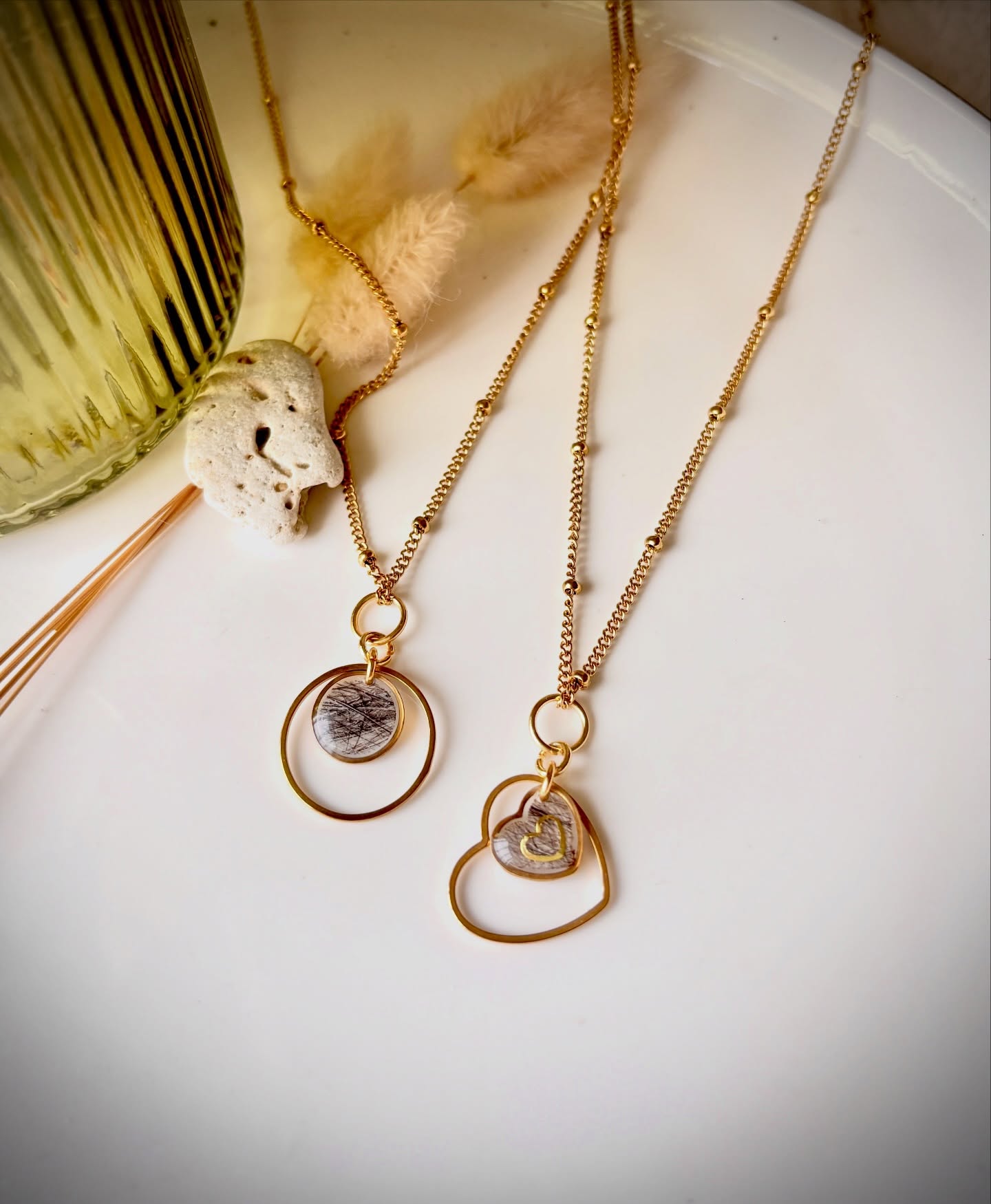 Le nouveau modèle de bijou commémoratif de la boutique s’appelle Andromède. 💫
La constellation d’Andromède évoque souvent la mythologie grecque, où Andromeda était une princesse enchaînée, sauvée par Persée. Elle symbolise la beauté, la résilience et un lien entre le ciel et la terre.
Découvrez le tout nouveau modèle de la boutique. Un bijou souvenir qui peut renfermer le trésor de votre choix : une touffe de poils, une pincée de cendres, quelques crins, une mèche de cheveux, des éclats de pétales de fleurs, une petite morceau de tissus … 💚
Un bijou unique, réalisé pour garder auprès de vous les stress que vous aimez.
Toujours en acier inoxydable, brillant et résistant.
Il vous plaît ?
Aurélie
#hamanas #bijousouvenir #petmemorial #petmemories #bijou