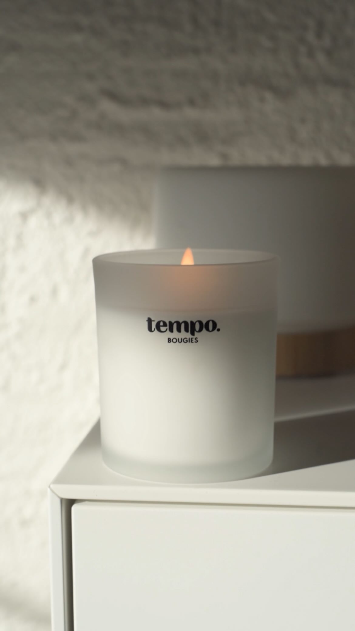 Le saviez-vous ? 🕯️
Il est préférable de ne pas laisser une bougie se consumer jusqu’au bout.
Lorsque la cire atteint environ 10mm, il est conseillé d’éteindre la flamme. À ce niveau, la chaleur peut devenir trop intense et fragiliser le contenant, voire le faire éclater, quelle que soit sa matière.
Gardez toujours un léger fond de cire : un détail simple mais important pour plus de sécurité et de sérénité chez vous. 🫧