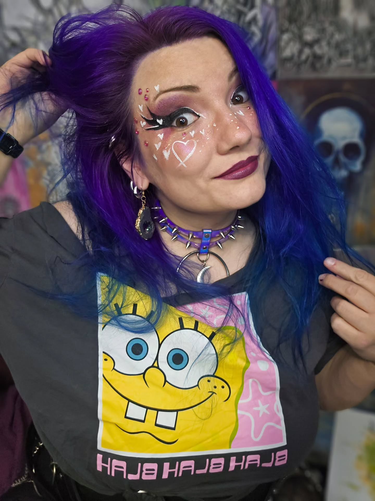 #artandartist Ich möchte gern ein paar Fotos aus dem letzten Küchenboden-Selfie-Shooting mit euch teilen. 💕 Alles "nur" für die Valentinstagsaktion entstanden. Das Makeup ist bisschen messy geworden aber ich mag genau das. Improvisieren kann ich 😌
Ich wünsche euch eine entspannte Woche!✨️
#artistoninstagramm #artvsartist #femaleartist #surrealartwork
Künstlerin aus Deutschland • traditionalart • Selfshooting • surreal • creepycute • goth •