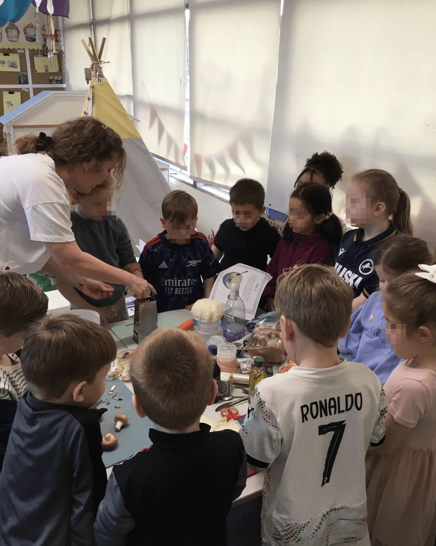 Our EYFS children had a fantastic time making spring rolls! They did an amazing job chopping, grating, and mixing their ingredients. It’s wonderful to see their creativity and teamwork in action! #EYFS #SpringRolls #HealthyEating #CreativeKids #SchoolLife