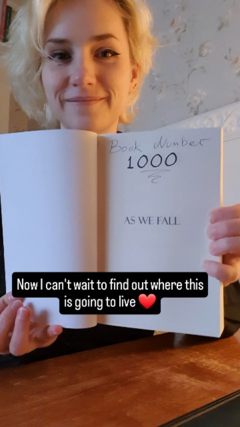 As We Fall is a 🌶🏳️🌈 MM fantasy romance novel with a gorgeous Ancient Rome inspired setting ✨️ check out my last post on how to enter to get this specific copy 😍
#bookstagram #mmromancebooks #fantasyreaders