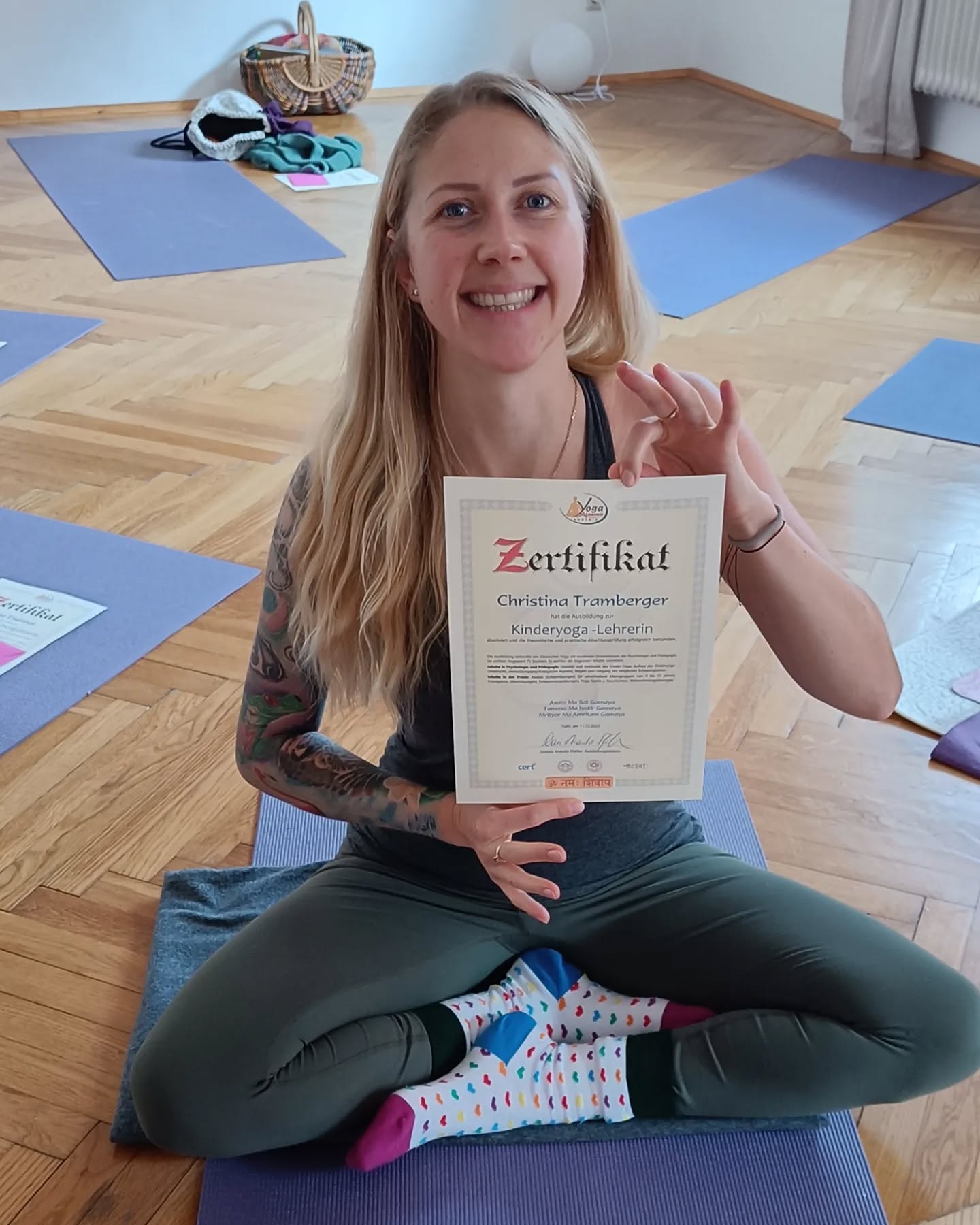 Juhuuu, Prüfung zur Kinderyoga-Lehrerin BESTANDEN 🥳!!!
Die Ausbildung umfasste 75 Unterrichtseinheiten und beinhaltet Themen wie die Bedeutung & Wirkungen des Kinder-Yoga, Aufbau von Kinderyoga-Stunden für unterschiedliche Altersgruppen,
Didaktik im Kinderyoga, Regeln und mögliche Herausforderungen uvm.
In der theoretischen & praktischen Prüfung durfte ich mein Können unter Beweis stellen und darf mich nun zertifizierte Kinderyoga-Lehrerin nennen 🤩!
.
.
#yogawellbeing #inbalance #kinderyoga #prüfungbestanden #happyme #yogatirol #yogalove #yogaaustria @yogaakademieaustria
