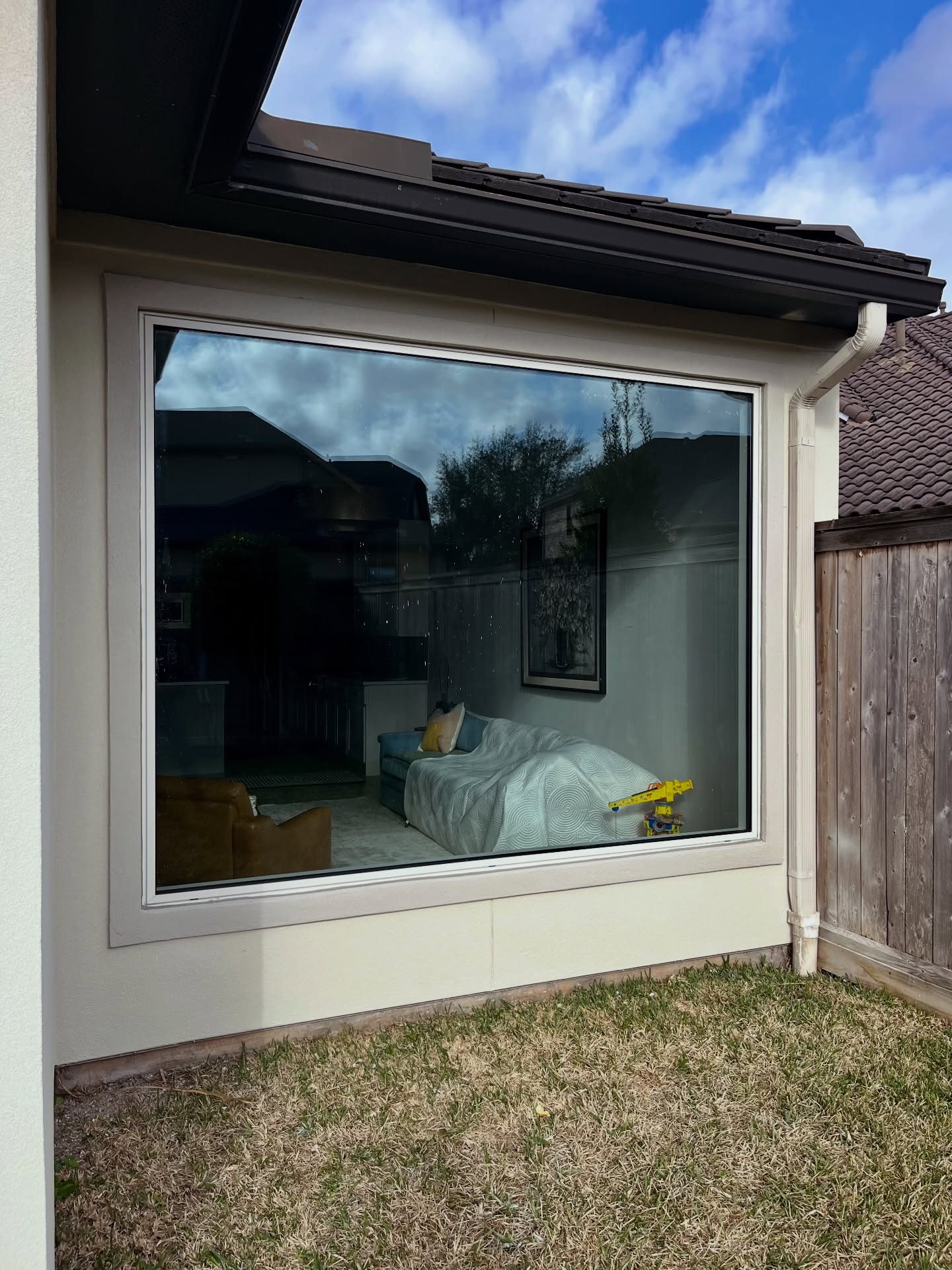 Less Frame. More View.
A fixed window doesn’t open, because it doesn’t need to.
It’s designed for one purpose: to frame the world outside like art.
With slim aluminum profiles and energy-efficient glass, our fixed windows maximize natural light while delivering strength, durability, and long-term performance.
Perfect for modern homes, lake views, pool houses, and architectural statements.
Clean lines. Uninterrupted glass. Timeless design.