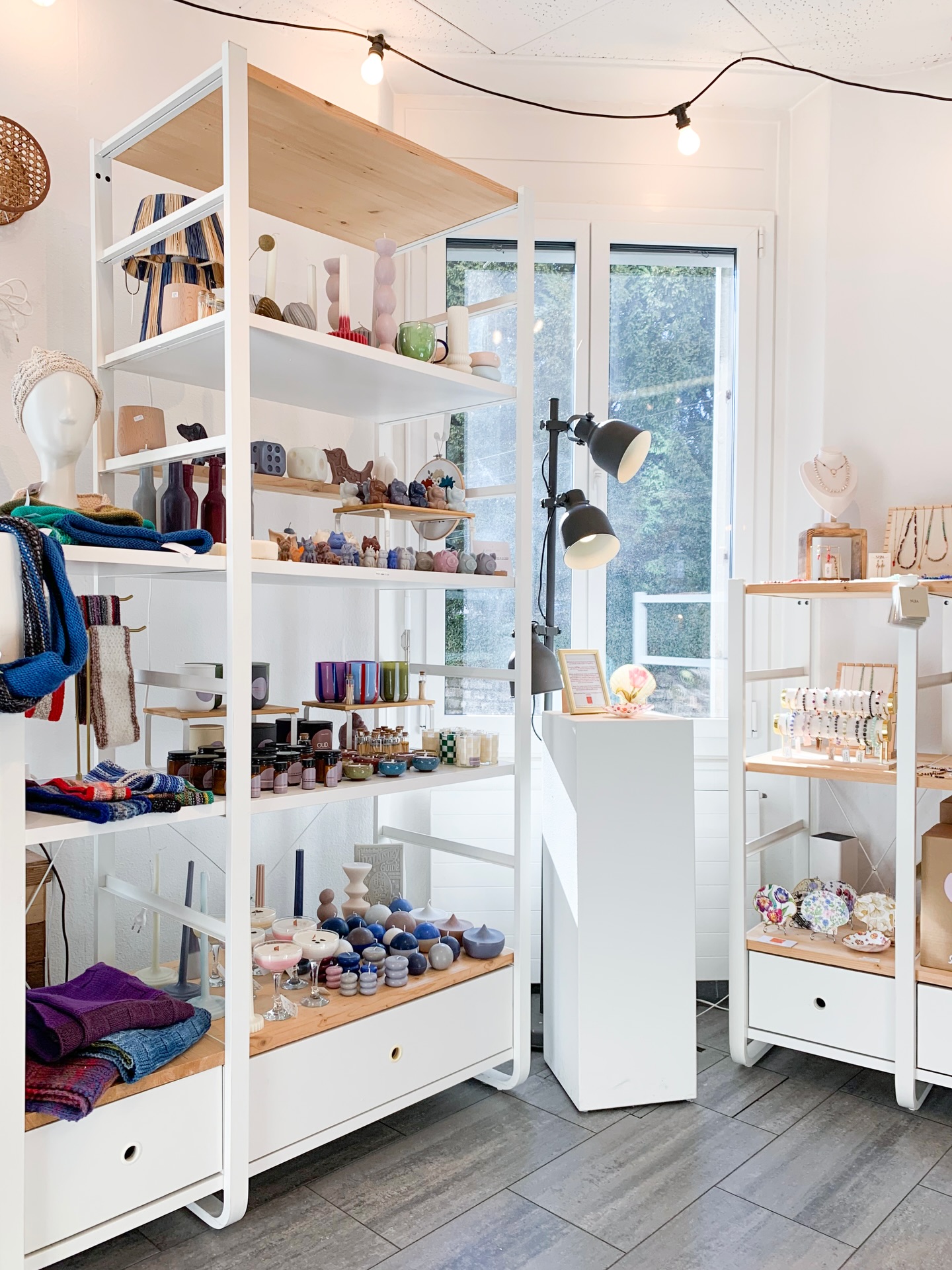 Le soleil est de retour… et comme un air de printemps flotte déjà à la rue du Valentin ☀️🌿
À la boutique, les nouveautés de saison font leur arrivée, accompagnées de l’énergie et du talent de 4 nouvelles créatrices et créateurs que nous aurons le plaisir d’accueillir dès le 1er mars ✨
Passez nous dire bonjour, découvrir ces belles surprises et célébrer avec nous le retour des beaux jours. On se réjouit de vous voir !