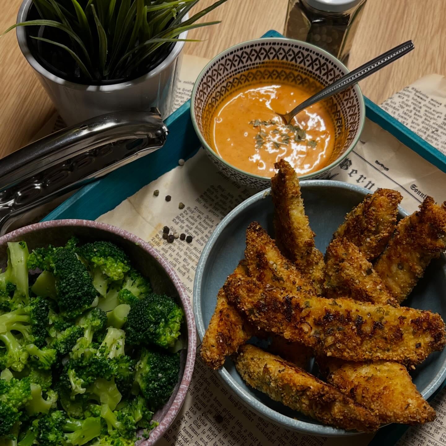 Hähnchenfilet mit Parmesan-Knoblauch Panade
Knusprig, würzig und mit genau der richtigen Schärfe – diese Hähnchenfilets mit Parmesan-Knoblauch-Panade ist echtes Soulfood mit Charakter.
Die goldbraune Kruste vereint Parmesan mit aromatischem Knoblauch und sorgt bei jedem Bissen für den perfekten Crunch.
Dazu kommt eine cremige scharfe Cocktailsauce, die dem Ganzen eine raffinierte, pikante Note verleiht.
Das Beste ?
Du kannst die Filets ganz einfach wie Chicken Nuggets geniessen – perfekt Dippen, Teilen oder einfach als unkompliziertes Fingerfood.
Ob als schnelles Abendessen, Meal-Prep oder Highlight für Gäste:
Dieses Gericht liefert Geschmack ohne Kompromisse.
Zutaten für 2 Personen:
2 Hähnchenbrüste
Panade:
1 Tasse Parmesan
1 Tasse Paniermehl
2 Knoblauchzehen, gehackt
1 EL Petersilie, gehackt
1 EL Schnittlauch, gehackt
Pfeffer, Salz
1 Ei, gross
Etwas Olivenöl
Sauce:
2 EL Mayonnaise
1 EL Sweet Chili Sauce
1 EL Hot Chili Sauce
Zubereitung:
Den Ofen auf 200°C Umluft vorheizen.
Die Hähnchenbrüste in Filetstücke schneiden und mit einem Hähnchengewürz würzen.
Das Ei in einer Schüssel verklopfen.
In einer weiteren Schüssel den Parmesan bis und mit dem Schnittlauch vermengen und mit Salz und Pfeffer etwas würzen.
Die Hähnchenfiletstücke zuerst in Ei wenden und danach in der Parmesan-Paniermehlmischung rundherum gut panieren.
Auf ein mit Backpapier belegtes Blech legen, mit Olivenöl beträufeln und für ca. 25 Minuten in den Ofen schieben.
Die Filet in der Hälfte der Zeit einmal wenden.
In der Zwischenzeit die Zutaten für die Sauce in einer Schüssel vermengen.
Wir haben die knusprigen Filetstücke mit Brokkoli angerichtet.
En Guete !
#thekitchenwitches #fingerfood #delicous #lecker #genießen