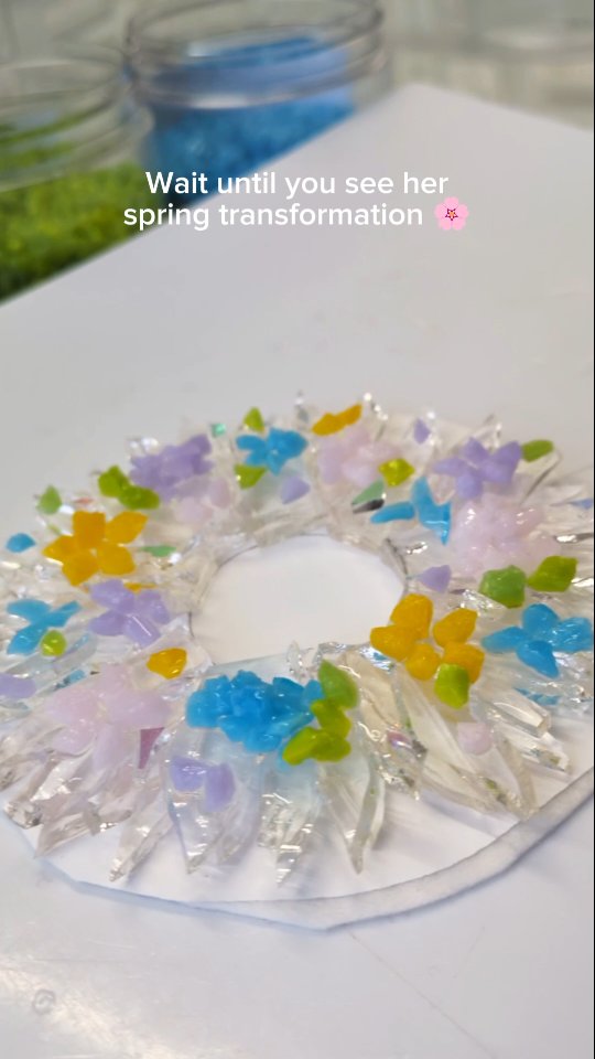 Lady Whistledown Approved 💐
Our Christmas wreath has had a seasonal glow up 🌸
To book your workshop head to our website www.glassdeva.co.uk
🌸 £20 per child
🌸 £30 per adult
#thingstodoinchester #fusedglassworkshop #bridgerton #girlsdayoutideas #mothersdayactivities