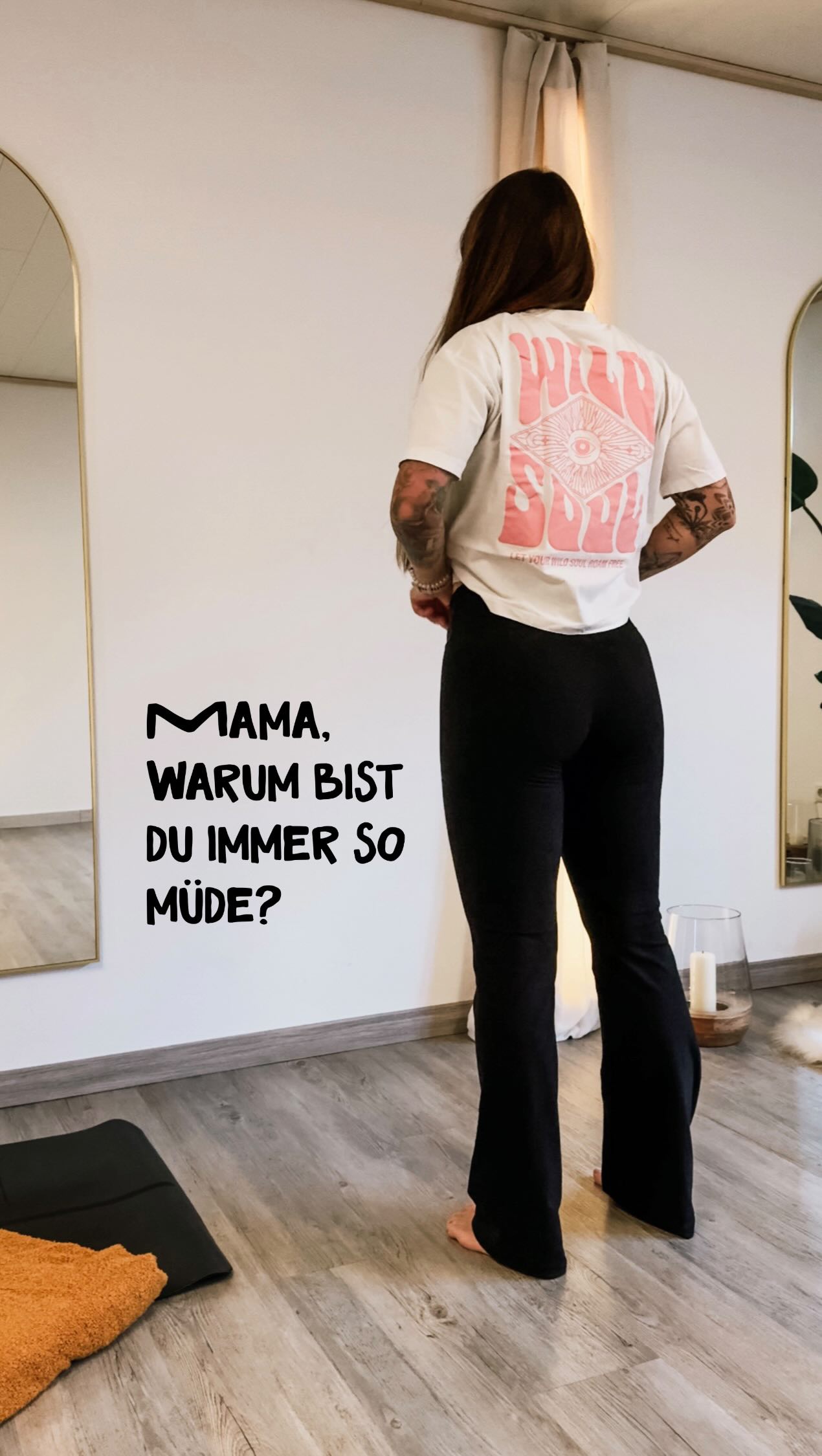 Sind wir mal ehrlich. Wenn dein eigenes Kind das zu dir sagt – was empfindest du dann? Scham? Druck? Traurigkeit? Wut auf dich selbst?
Wir Mamas überleben oft nur noch. Wir machen kaum noch etwas aus reinem Spaß. Wir sind überreizt. Wir verlieren unser Lachen, unser Strahlen. Wir sind gestresst. Wir funktionieren. Wir sind im Überlebensmodus. Und das alles aus purer Liebe.
Wir reagieren gestresst – und haben sofort ein schlechtes Gewissen. Wir sind zu erschöpft, um mit unseren Kids zu spielen. Und gleichzeitig fühlen wir uns schuldig, wenn wir sie etwas Digitales schauen lassen.
Wir versuchen im Alltag Luft zu holen, suchen nach kleinen Inseln. Doch sie sind zu kurz. Und der Strudel zieht uns gefühlt immer weiter nach unten. Wir sehnen uns nach Zeit für uns. Nach einem Moment ohne 50.000-mal „Mama“. Wir verschwinden aufs Klo, um unsere Gefühle zu regulieren – und zwei Sekunden später klopft es an der Tür.
Wir regulieren uns, während wir unsere Kinder regulieren.�
Wir werden da einfach so reingeworfen. Machen das alle auch zum ersten Mal. Und machen uns noch Vorwürfe, wenn wir laut werden. Wenn wir die Geduld verlieren. Wenn wir merken: Das war zu streng.
Das Nervensystem ist am Anschlag.�Keine Pause. 24/7.�Von morgens bis abends.�Schlapp machen ist nicht.
Und dann diese Sätze:�„Nimm dir doch mal eine Pause.“�„Wir alle haben die gleichen 24 Stunden.“�„10 Minuten am Tag verändern alles.“
Bullshit.Wir brauchen mehr.�
Wir brauchen einen Ort, an dem wir sein dürfen.�Wo wir gehalten werden. Wo nicht wir alles halten müssen.
Wo wir nicht nur Mama sind. Nicht nur Frau.�Wo wir als die gesehen werden, die wir wirklich sind – mit all unseren Gefühlen. Mit all unseren Emotionen. Den guten und den schweren. Wo wir nichts erfüllen müssen. Keinem Ideal gerecht werden müssen.�
Haushalt, Kinder, Arbeit, Selbstfürsorge, Sport, Ernährung – alles tippi toppi.
Es geht nicht um Perfektion. Es geht ums Dasein. Darum zu lernen, das alles emotional zu tragen.�Die Wut zuzulassen.�Du sein zu dürfen.�Ohne kluge Ratschläge.�Denn Ratschläge sind auch Schläge.
Du bist keine schlechte Mama.
Du bist eine müde, fühlende und liebende Frau. ❤️
Da beginnt Heilung!
@denise.madeleine.mueller