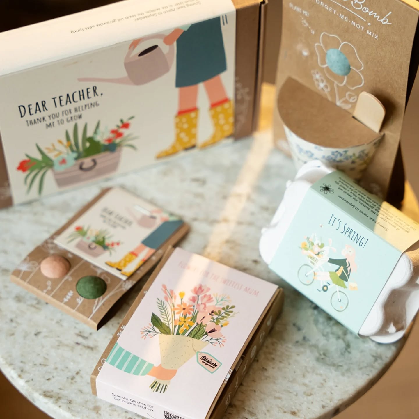 Printre preferatele voastre sunt aceste bombonele colorate cu semințe de plantat. 🌱 Înțeleg şi de ce, atât mesajele cât şi ideea lor este tare frumoasă.
Cutiile mari cu Dear Teacher sunt out of stock. Dar mai avem din celelalte 🌸