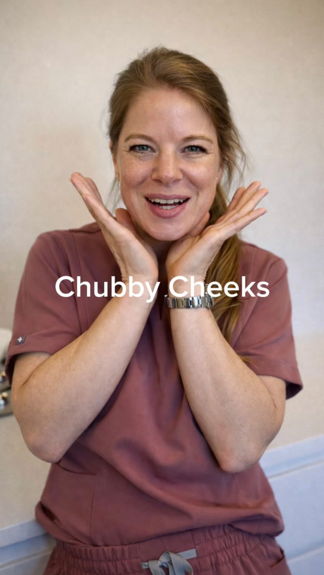 Chubby Cheeks geben dem Gesicht oft einen jugendlichen Look.
Operativ entfernen? Eher nicht – das Fett fehlt später oft.
Mit Botox kann man sanft harmonisieren, ohne Volumen zu verlieren
#chubbycheeks #faceaesthetics #botox #aesthetic #facialbalance