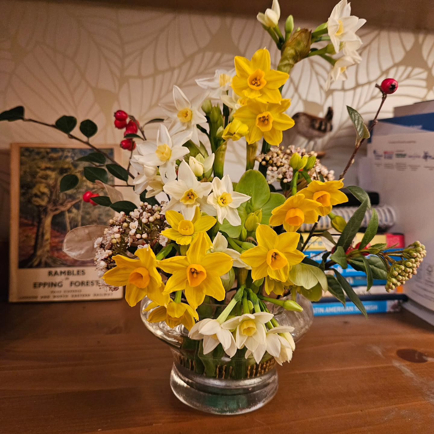 Spring feels so close! A little floral faff yesterday with all these pretty little joyful faces. How can you not love a daffodil? 🌿
This was made with a pin frog at the bottom of a little glass bowl - perfect for those soft stems
#springarrangement
#nofloralfoam
#narcissus