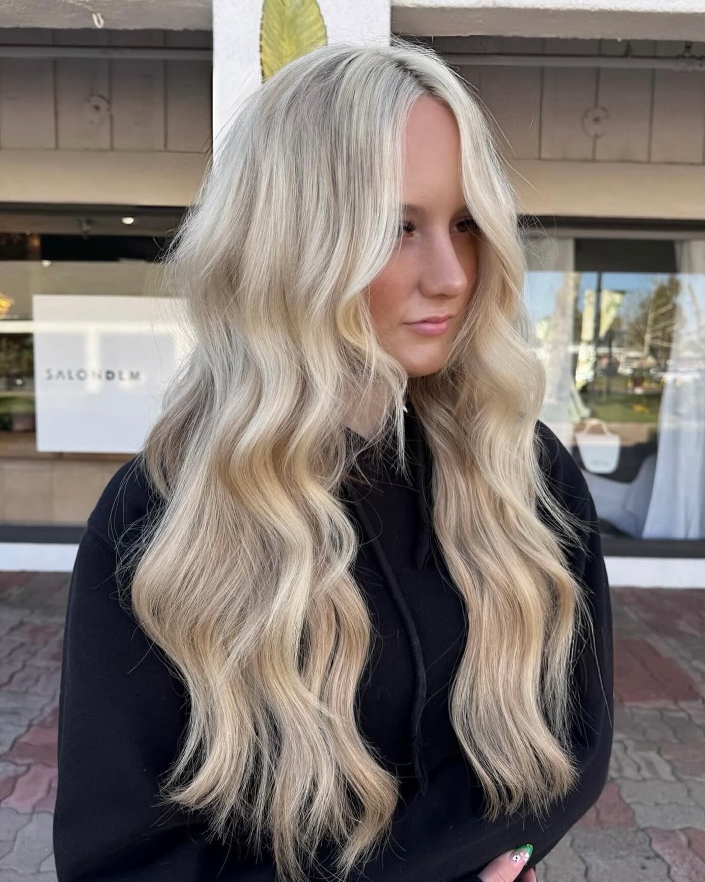 blonde bombshell 💣 🐚 by the magic hands of @maddiehope.hair