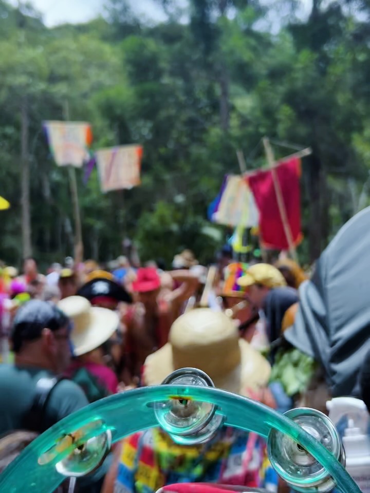 CÉU NA SERRA 2026
Mais um ano confirmando: dá sim pra fazer carnaval sem destruir o que a gente ama.
Arte. Respeito. Rio limpo. Ar puro. Música de verdade.
Esse ano fomos com os músicos.
Fomos no compasso da consciência.
E o que a gente leva, a gente traz de volta.
Todo mundo cuida de todo mundo.Sempre.
#CéuNaSerra2026 #CarnavalConsciente #NovaFriburgo