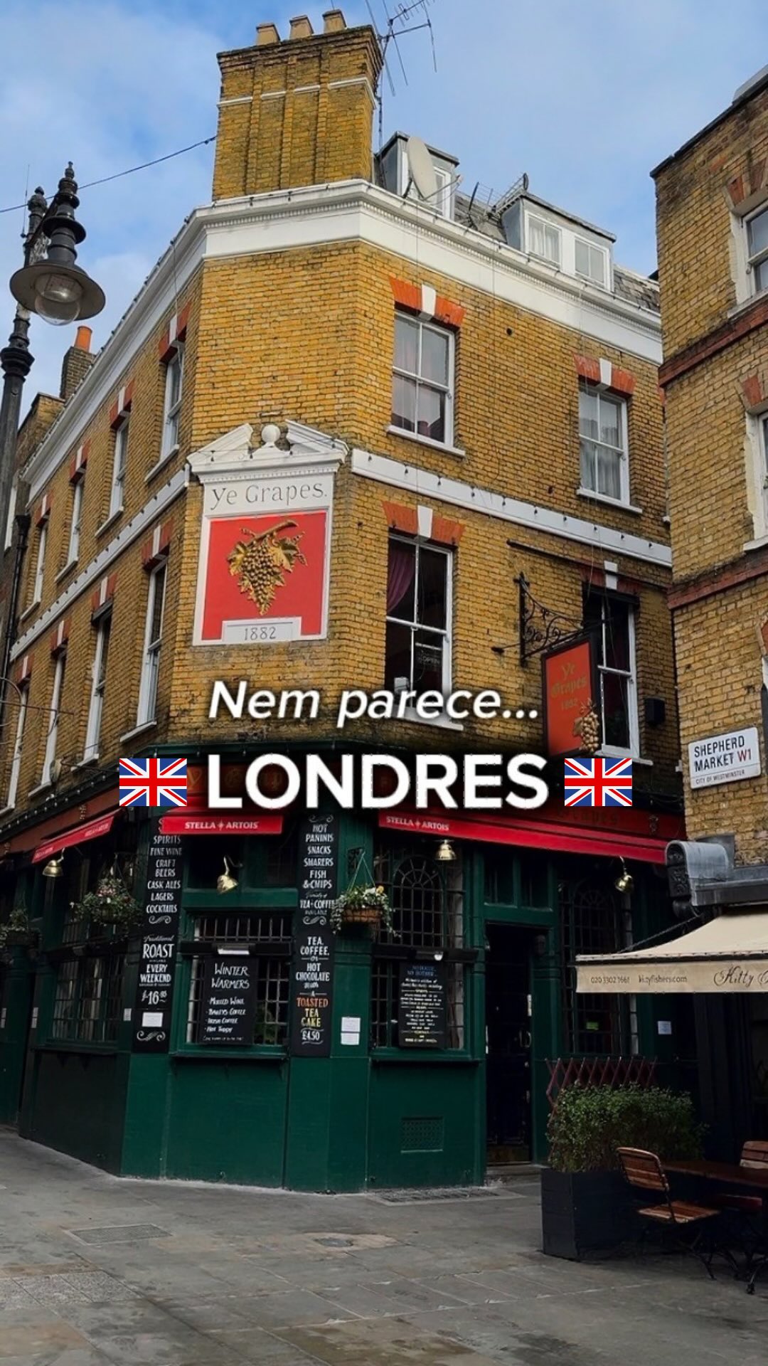 No coração de Mayfair, uma das áreas mais chiques de Londres, existe um cantinho que parece uma vila: o Shepherd Market.
Entre ruelas, fachadas históricas, pubs tradicionais e cafés charmosos, o lugar mostra um lado mais intimista e autêntico de Londres, bem diferente do ritmo acelerado da capital.
É o tipo de passeio perfeito para quem gosta de descobrir lugares fora do óbvio em Londres, caminhar sem pressa e sentir a cidade além dos pontos turísticos clássicos.
Mostramos o Shepherd Market e muitos outros lugares especiais de Mayfair e claro contamos a história do lugar no nosso canal EmiLou Day by Day | Irmãs Viajantes, com tours, roteiros completos e dicas práticas de Londres.
📍 Shepherd Market, Mayfair, Londres
🎥 CANAL: EmiLou Day by Day - Irmãs Viajantes
#irmasviajantes #irmasemlondres #londres